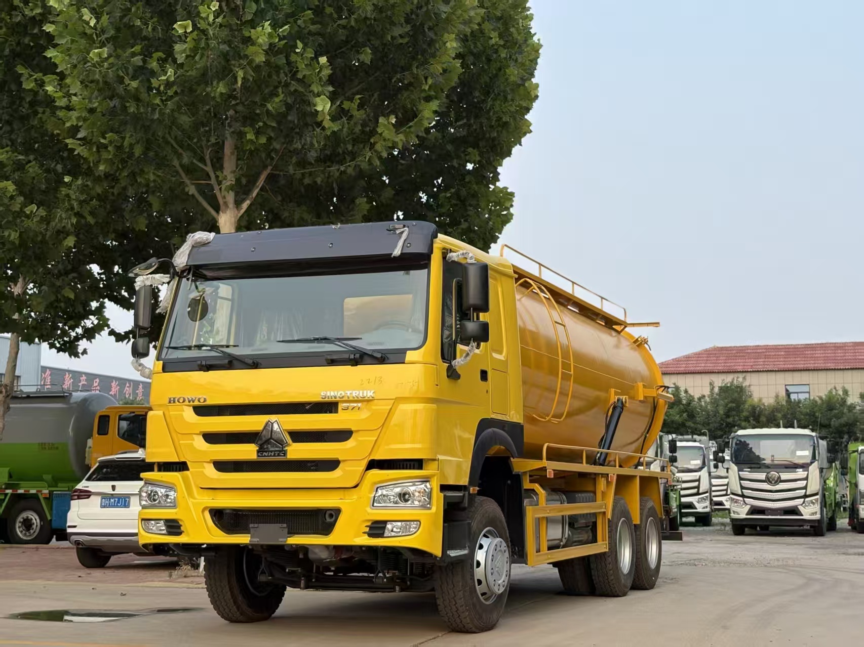 Sinotruk Howo 371 6x4 Used Sewage Suction Truck-High-Power Diesel Manual Transmission Euro 5 25-30T GVW for Wastewater