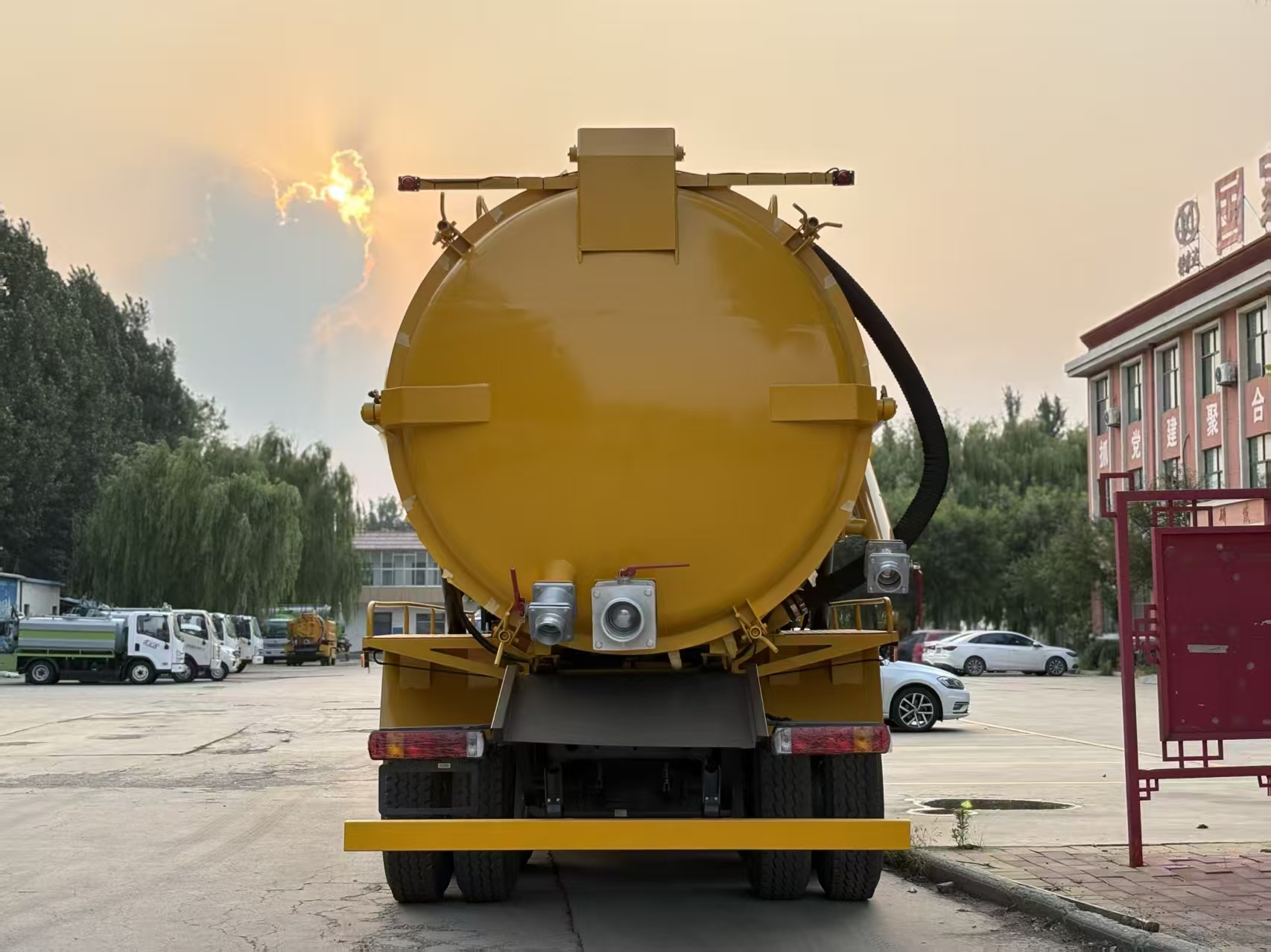 Sinotruk Howo 371 6x4 Used Sewage Suction Truck-High-Power Diesel Manual Transmission Euro 5 25-30T GVW for Wastewater