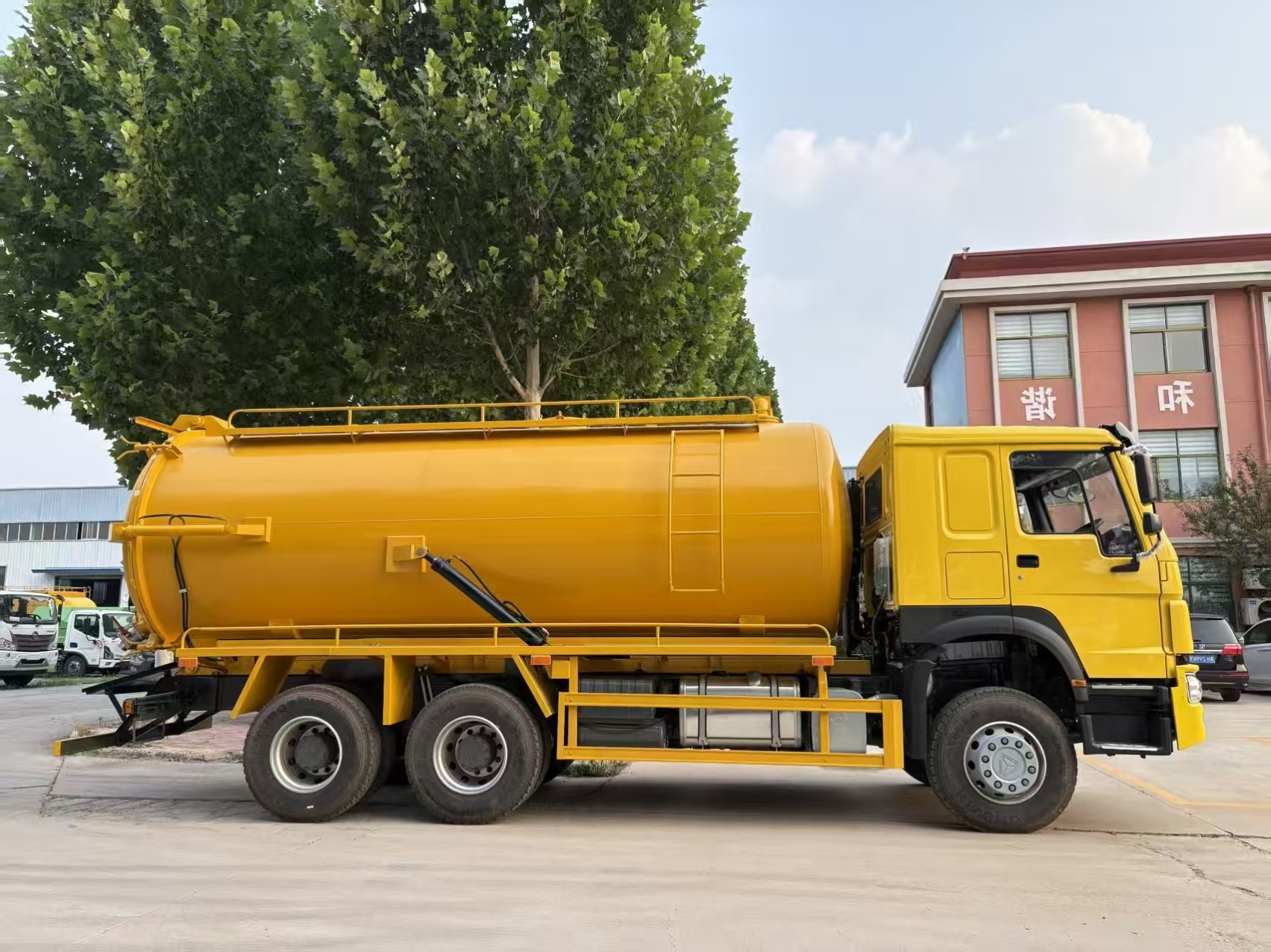 Sinotruk Howo 371 6x4 Used Sewage Suction Truck-High-Power Diesel Manual Transmission Euro 5 25-30T GVW for Wastewater