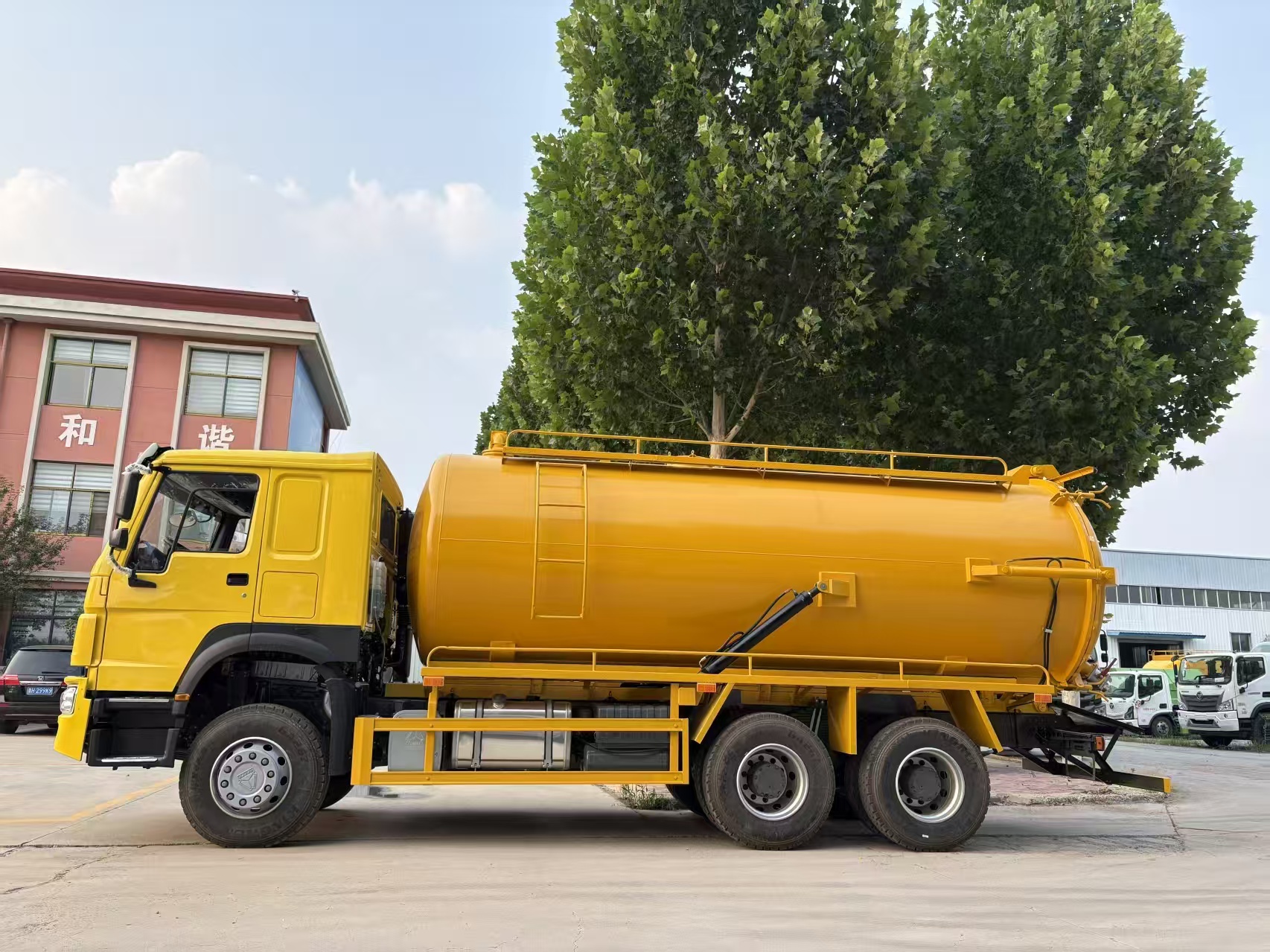 Sinotruk Howo 371 6x4 Used Sewage Suction Truck-High-Power Diesel Manual Transmission Euro 5 25-30T GVW for Wastewater