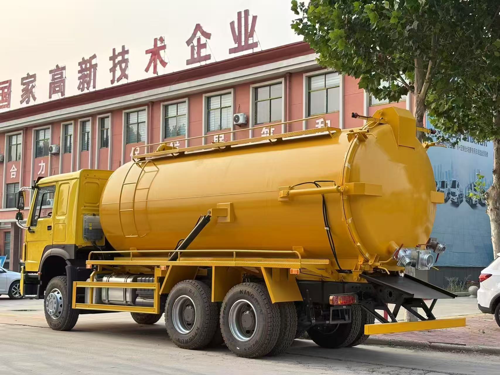 Sinotruk Howo 371 6x4 Used Sewage Suction Truck-High-Power Diesel Manual Transmission Euro 5 25-30T GVW for Wastewater