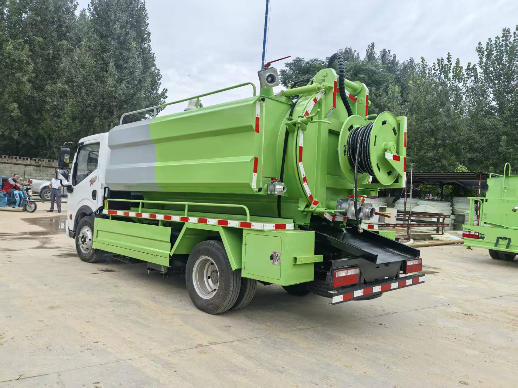 Dongfeng Sewage Cleaning and Suction Truck, Sewer Dredging Vehicle, 4x2 Drive, Diesel Manual Transmission Truck