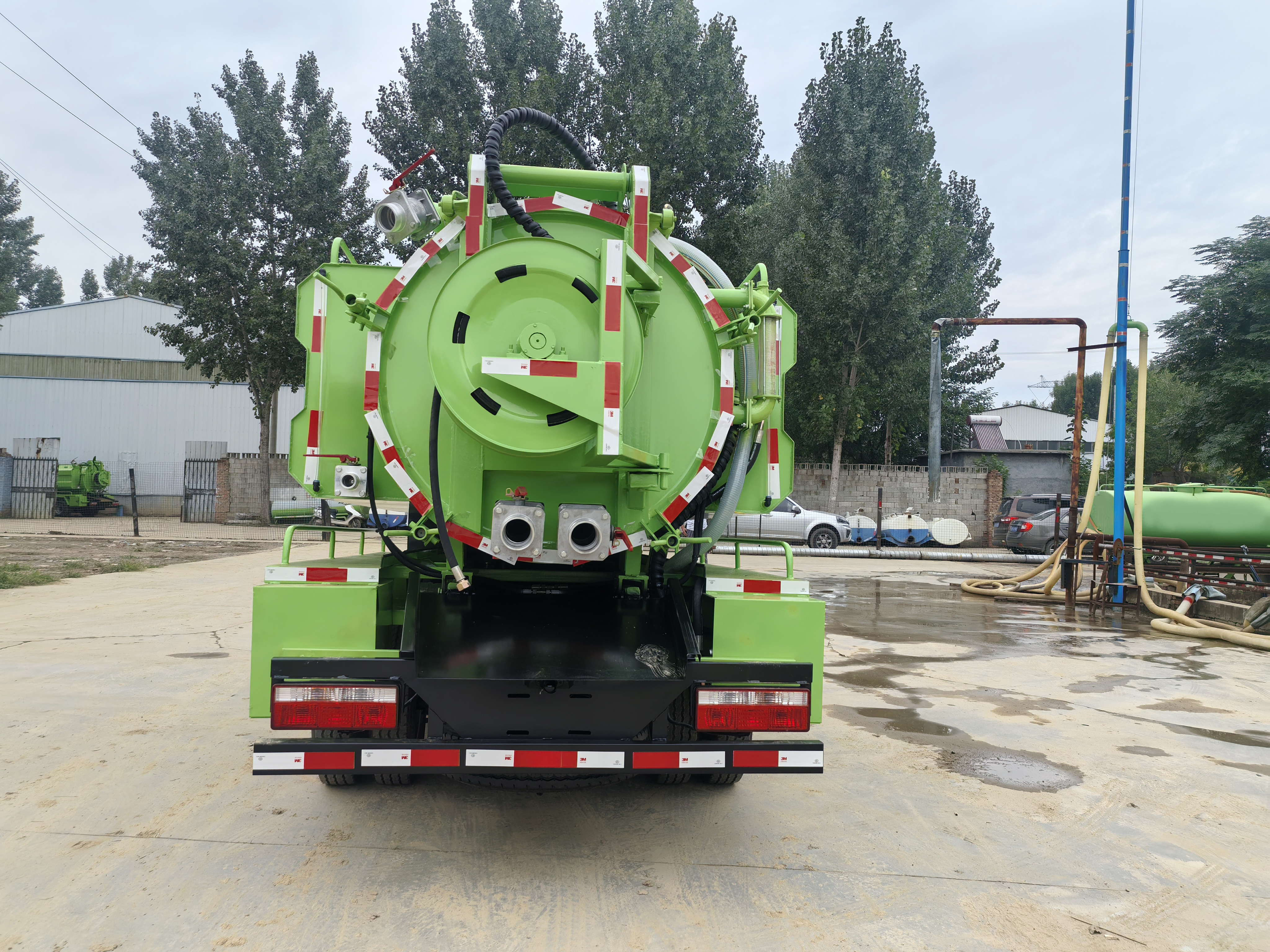 Dongfeng Sewage Cleaning and Suction Truck, Sewer Dredging Vehicle, 4x2 Drive, Diesel Manual Transmission Truck