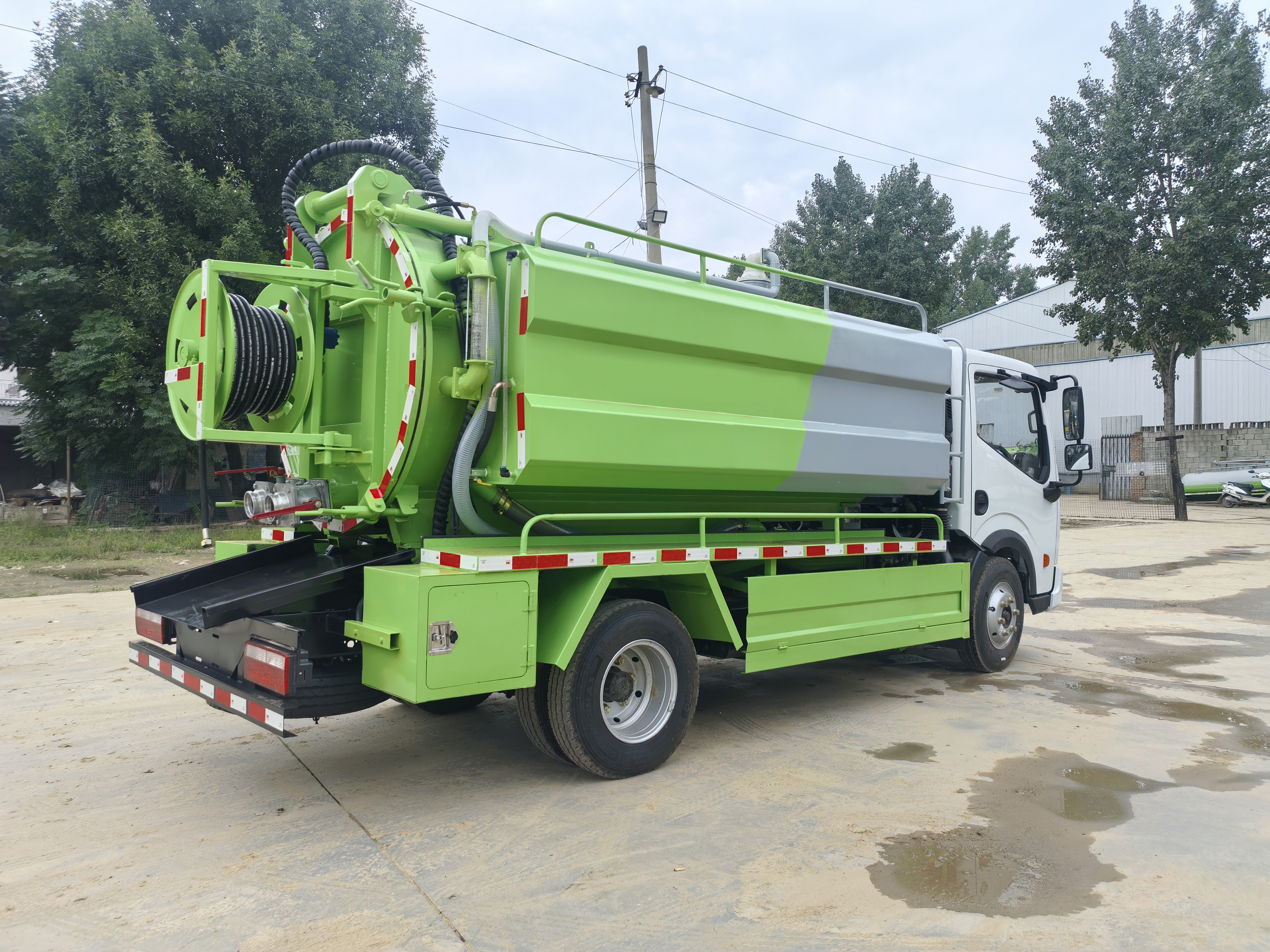 Dongfeng Sewage Cleaning and Suction Truck, Sewer Dredging Vehicle, 4x2 Drive, Diesel Manual Transmission Truck