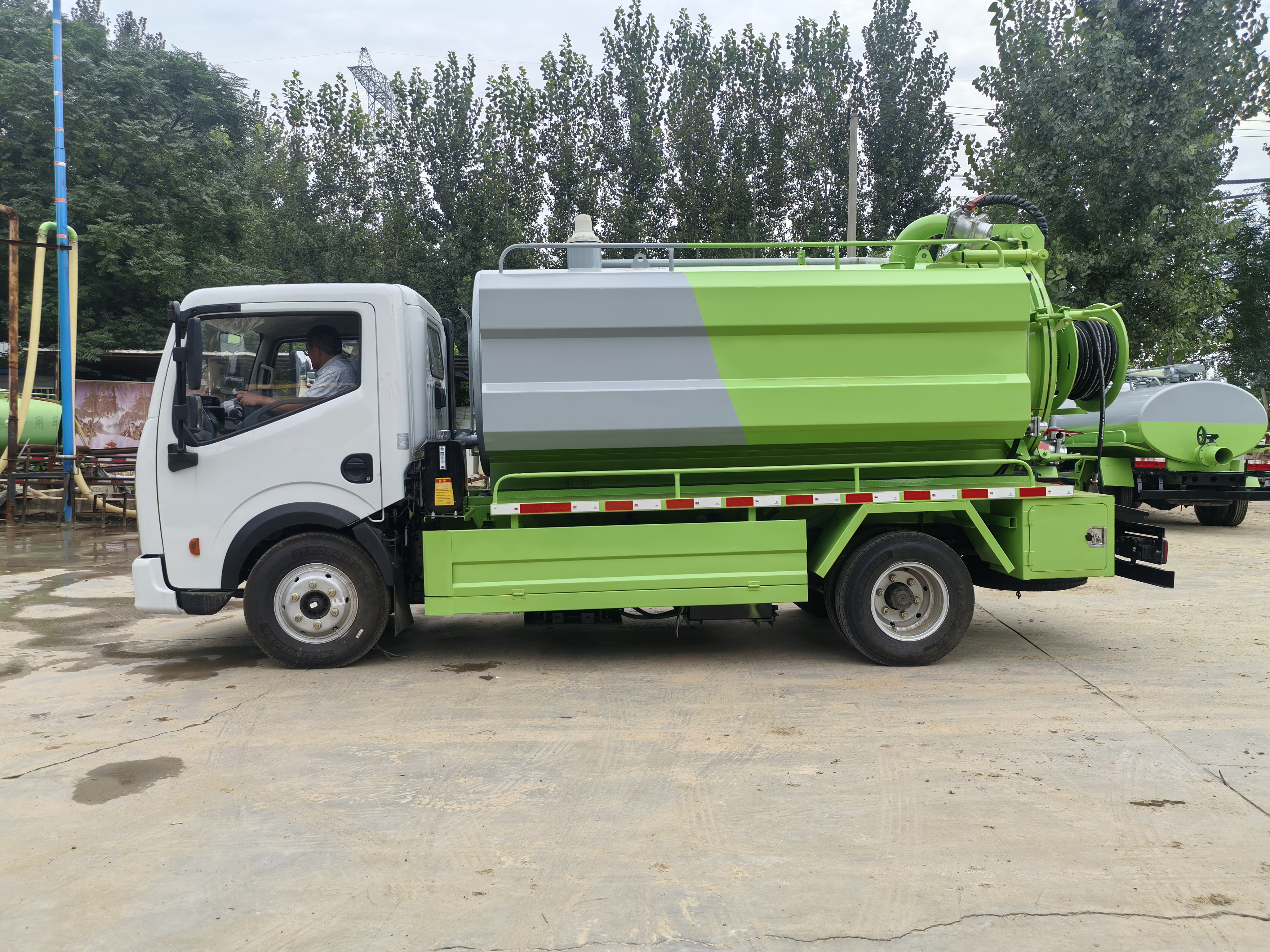 Dongfeng Sewage Cleaning and Suction Truck, Sewer Dredging Vehicle, 4x2 Drive, Diesel Manual Transmission Truck