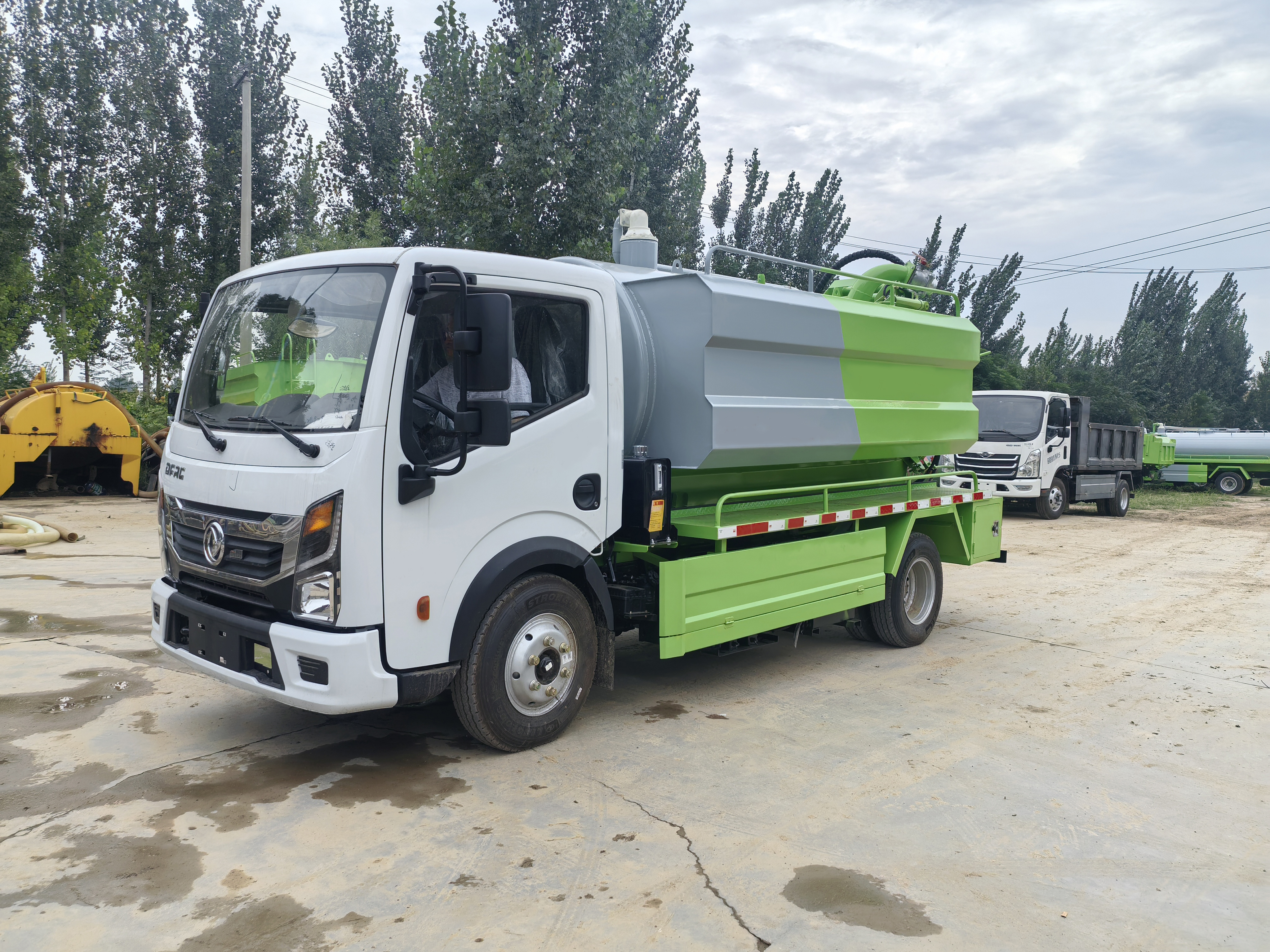 Dongfeng Sewage Cleaning and Suction Truck, Sewer Dredging Vehicle, 4x2 Drive, Diesel Manual Transmission Truck