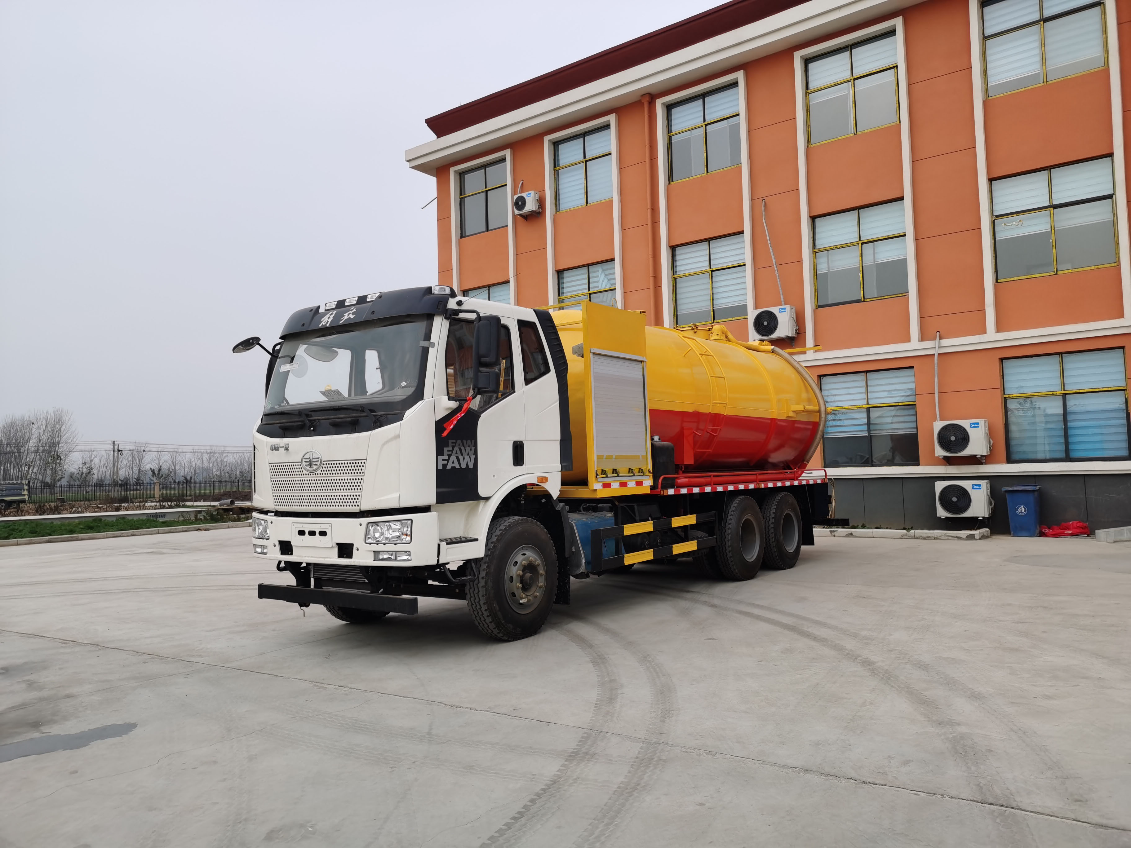 FAW Jiefang J6 Manual Diesel Pipeline Sewer Cleaner Truck Sewer Cleaning Vacuum Emergency Rescue Vehicle 11-20T Capacity 20-25T