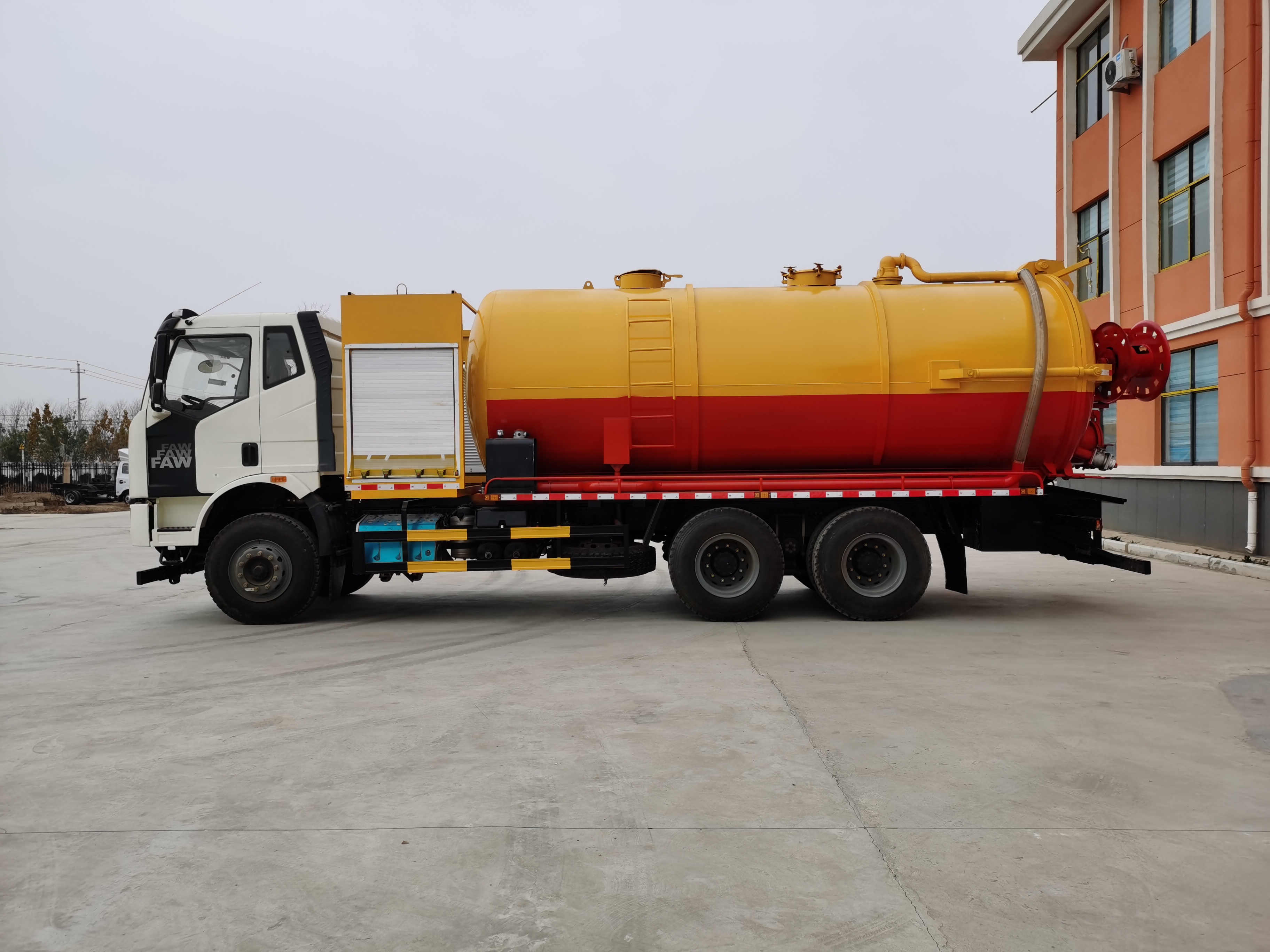 FAW Jiefang J6 Manual Diesel Pipeline Sewer Cleaner Truck Sewer Cleaning Vacuum Emergency Rescue Vehicle 11-20T Capacity 20-25T
