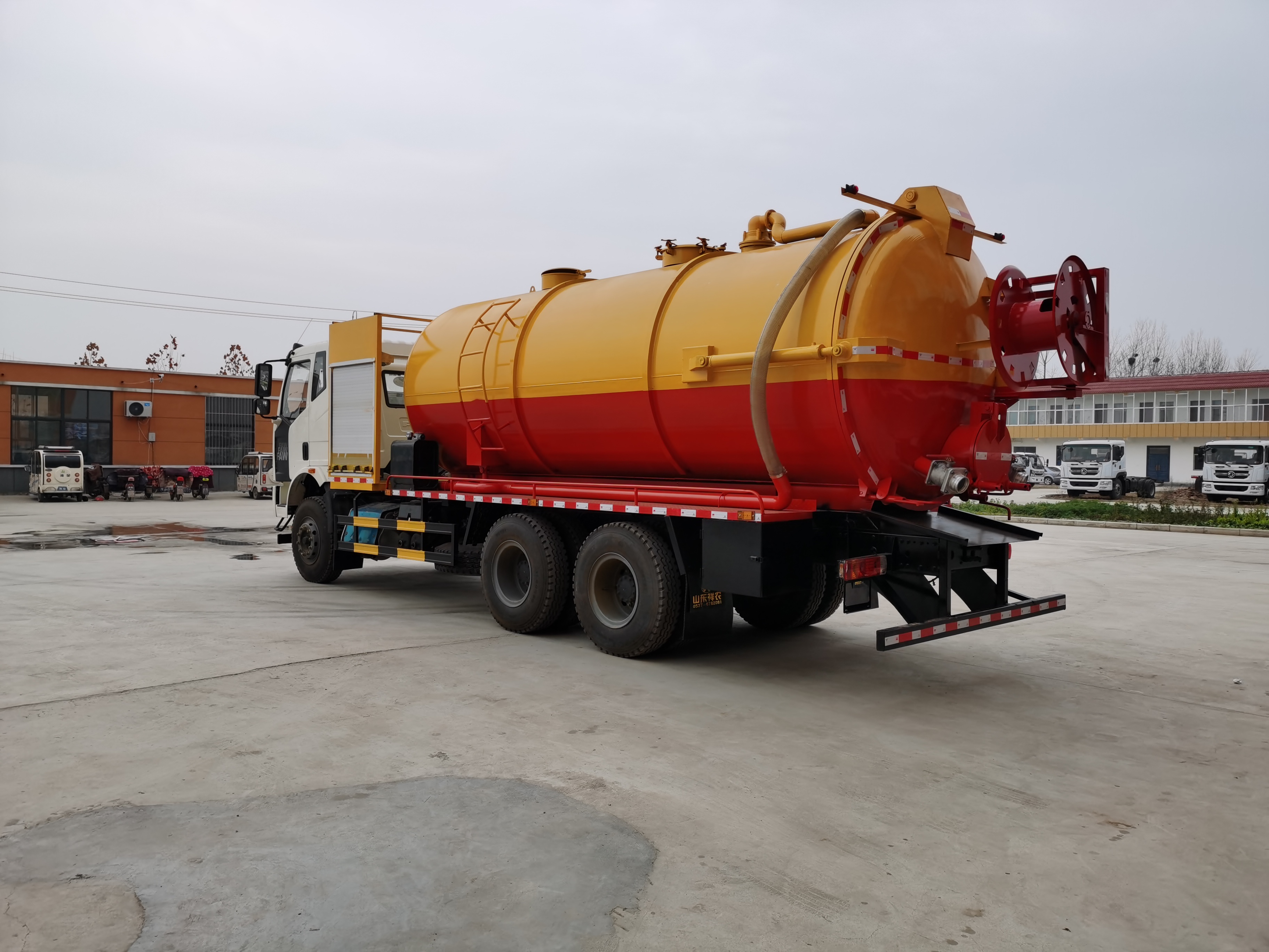 FAW Jiefang J6 Manual Diesel Pipeline Sewer Cleaner Truck Sewer Cleaning Vacuum Emergency Rescue Vehicle 11-20T Capacity 20-25T