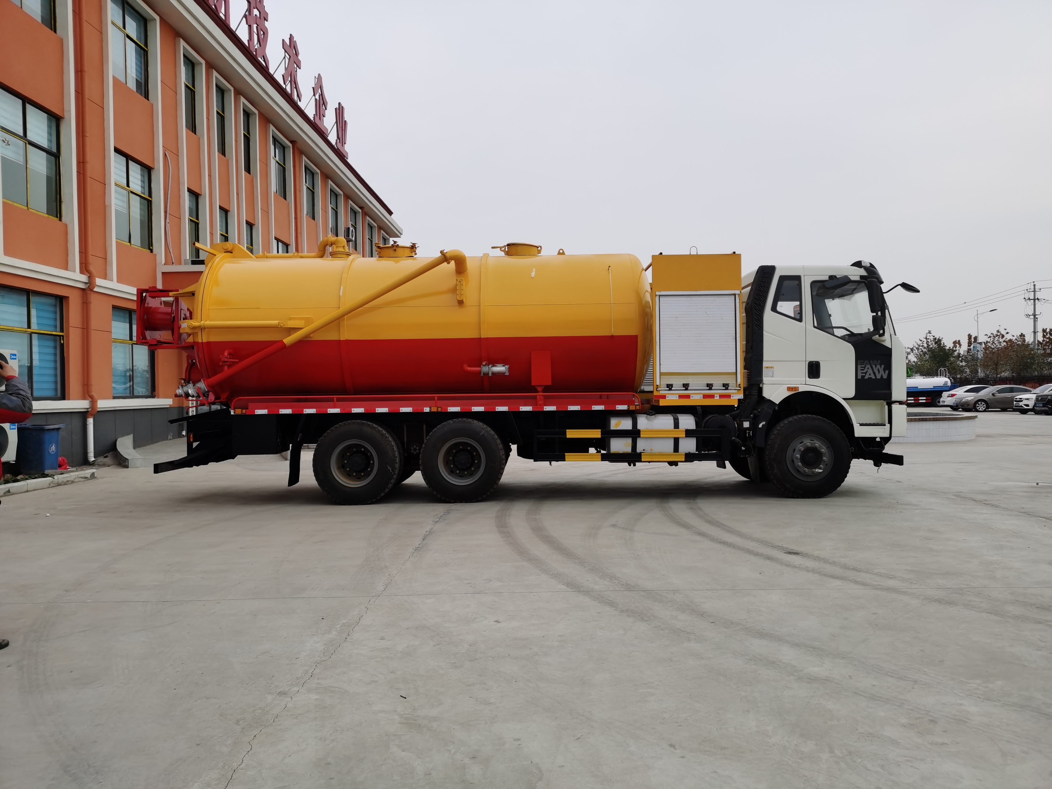 FAW Jiefang J6 Manual Diesel Pipeline Sewer Cleaner Truck Sewer Cleaning Vacuum Emergency Rescue Vehicle 11-20T Capacity 20-25T