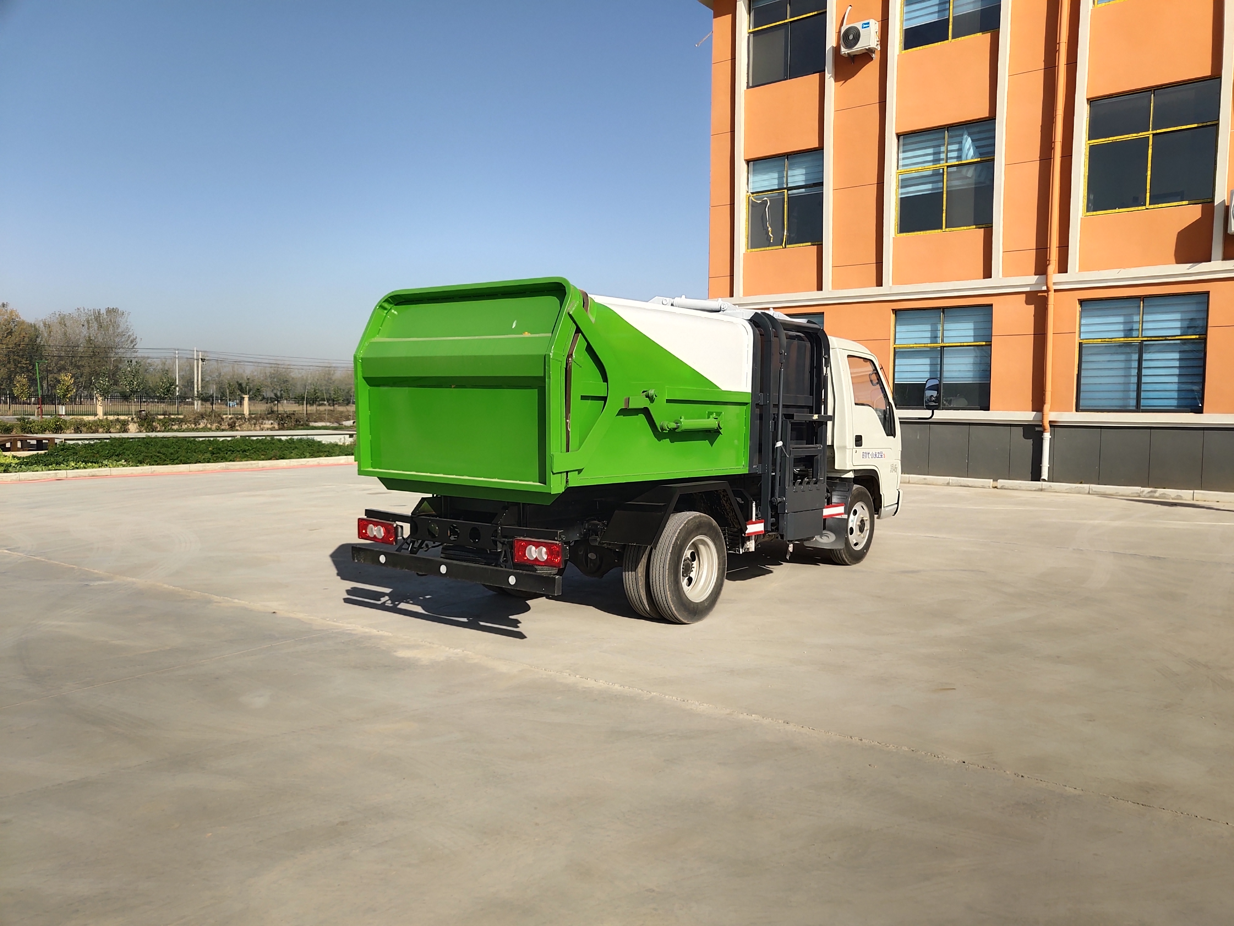 XND 7 Cubic Meter Recycling 4x2 Manual Diesel Euro 4 Engine Municipal Sanitation Hanging Bucket Garbage Truck Brand New