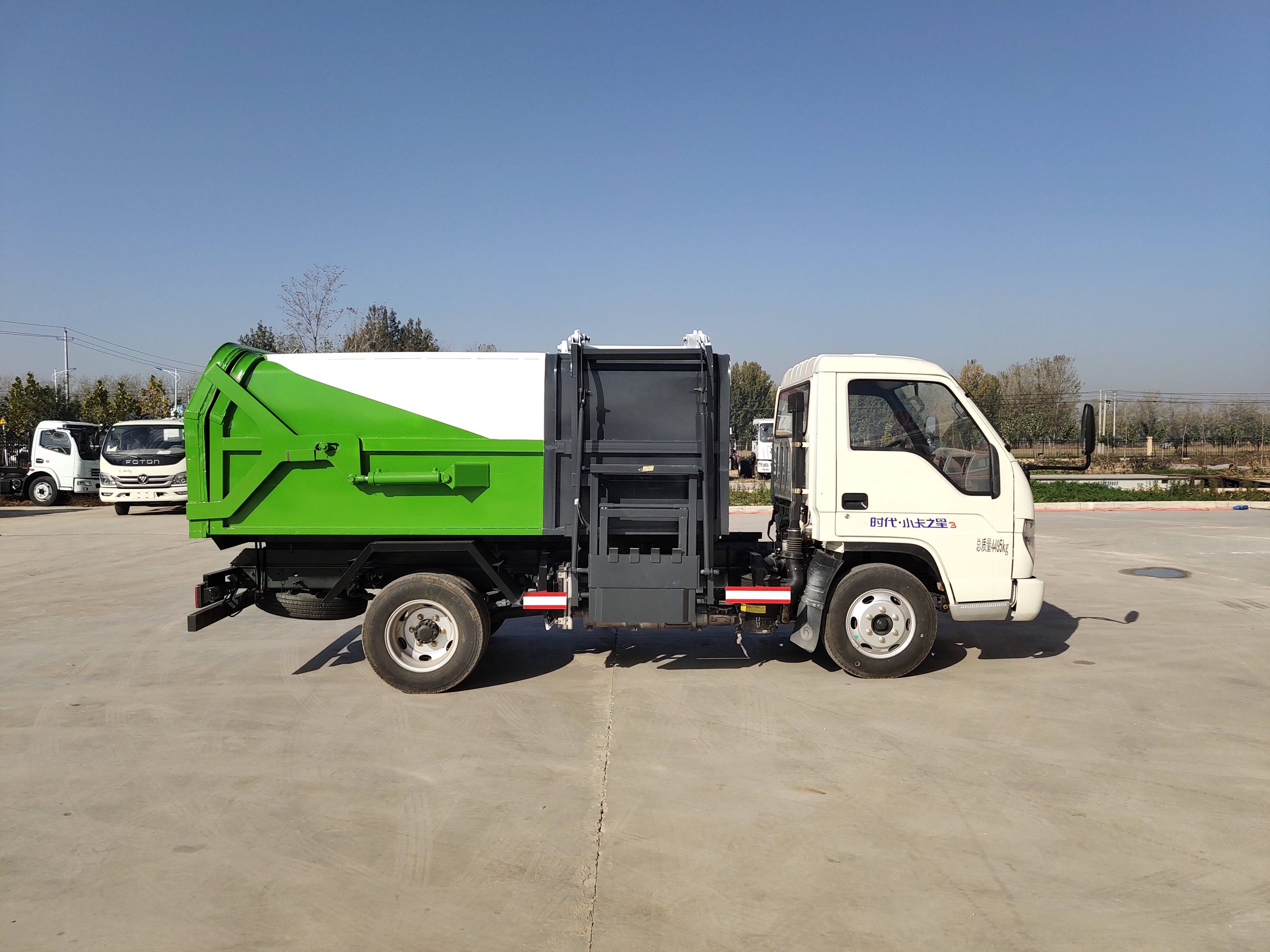 XND 7 Cubic Meter Recycling 4x2 Manual Diesel Euro 4 Engine Municipal Sanitation Hanging Bucket Garbage Truck Brand New