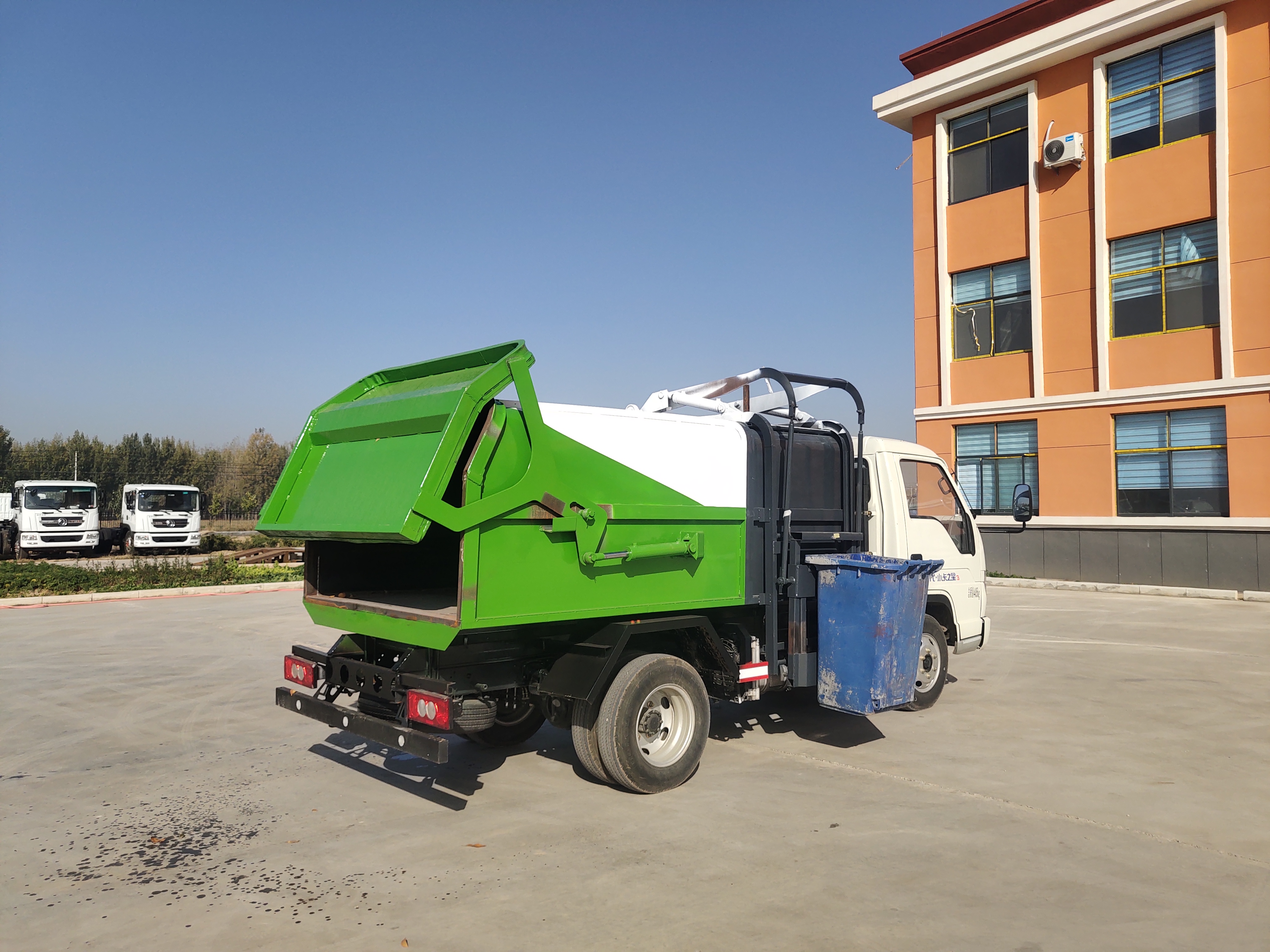 XND 7 Cubic Meter Recycling 4x2 Manual Diesel Euro 4 Engine Municipal Sanitation Hanging Bucket Garbage Truck Brand New