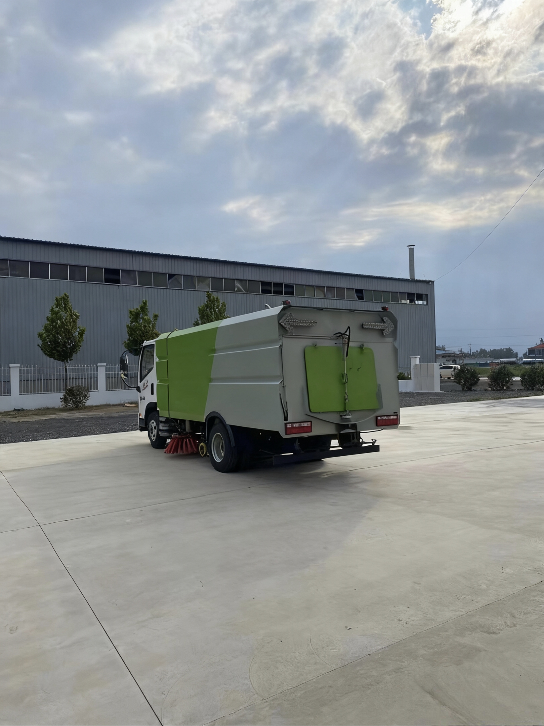 High-quality Factory Price High Pressure Customized 5CBM Faw Engine Dust Vacuum Road Clean Street Sweeper Truck