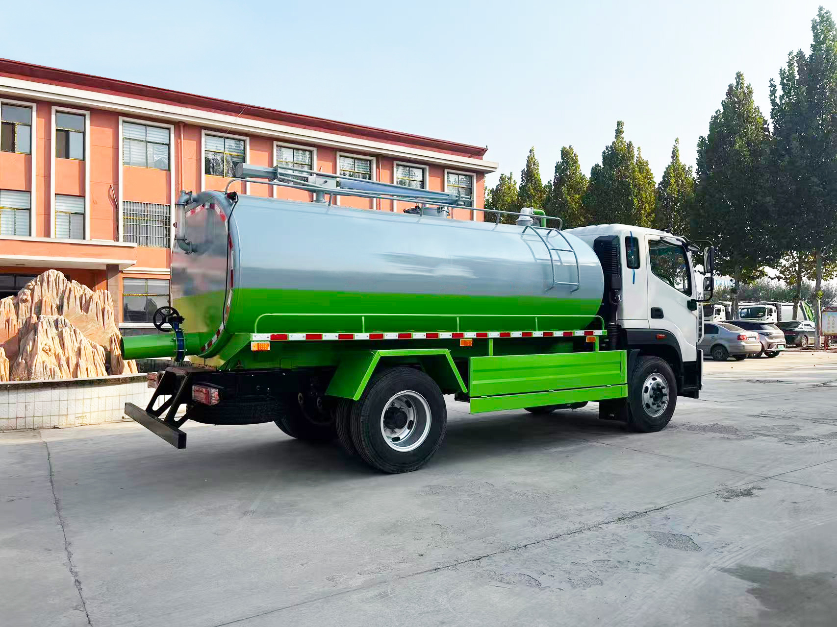 Factory Direct Customizable Auman 13m Manual Diesel Vacuum Sewer Suction Truck for Sewage and Waste Transport-High Power