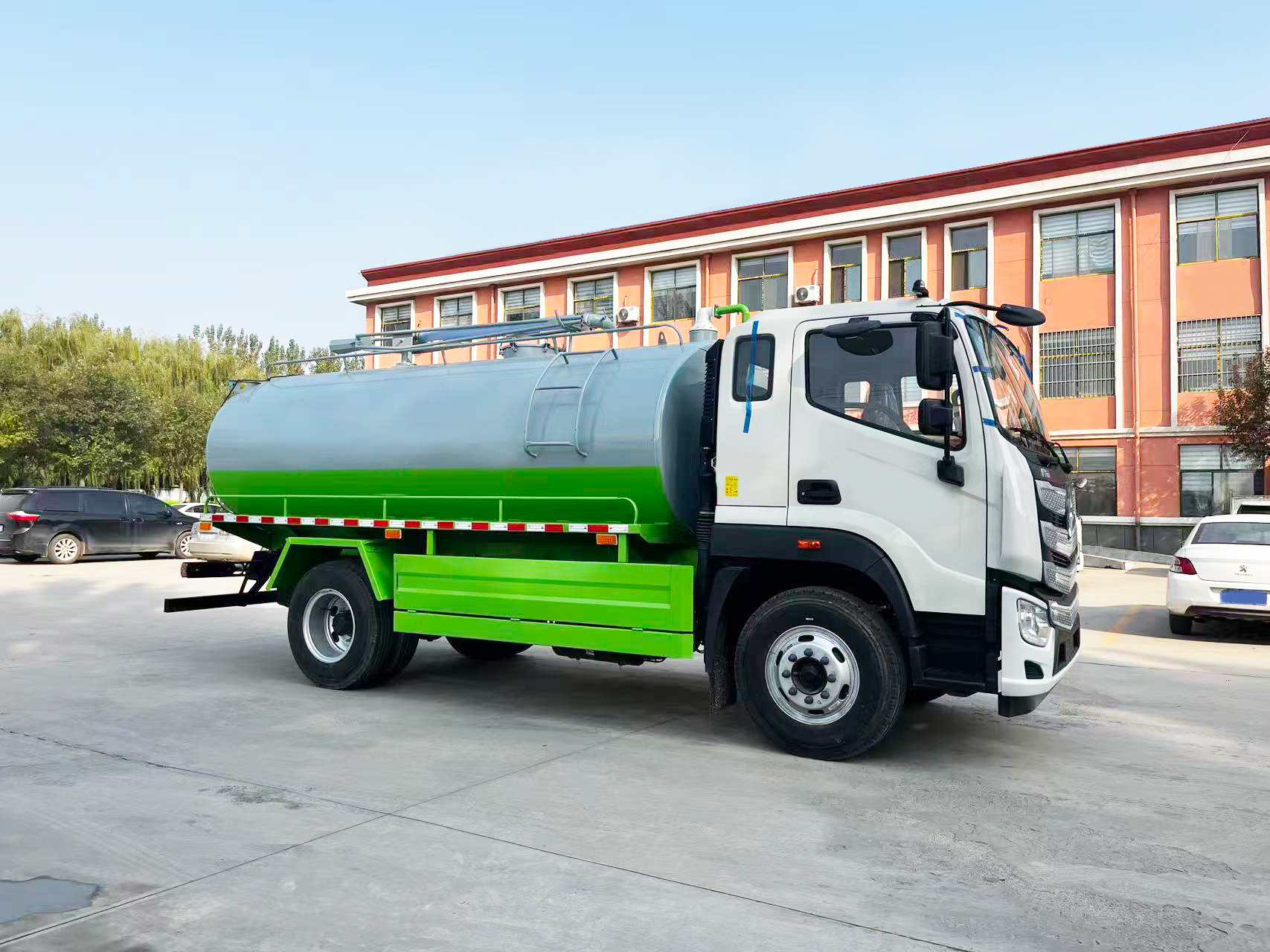 Factory Direct Customizable Auman 13m Manual Diesel Vacuum Sewer Suction Truck for Sewage and Waste Transport-High Power