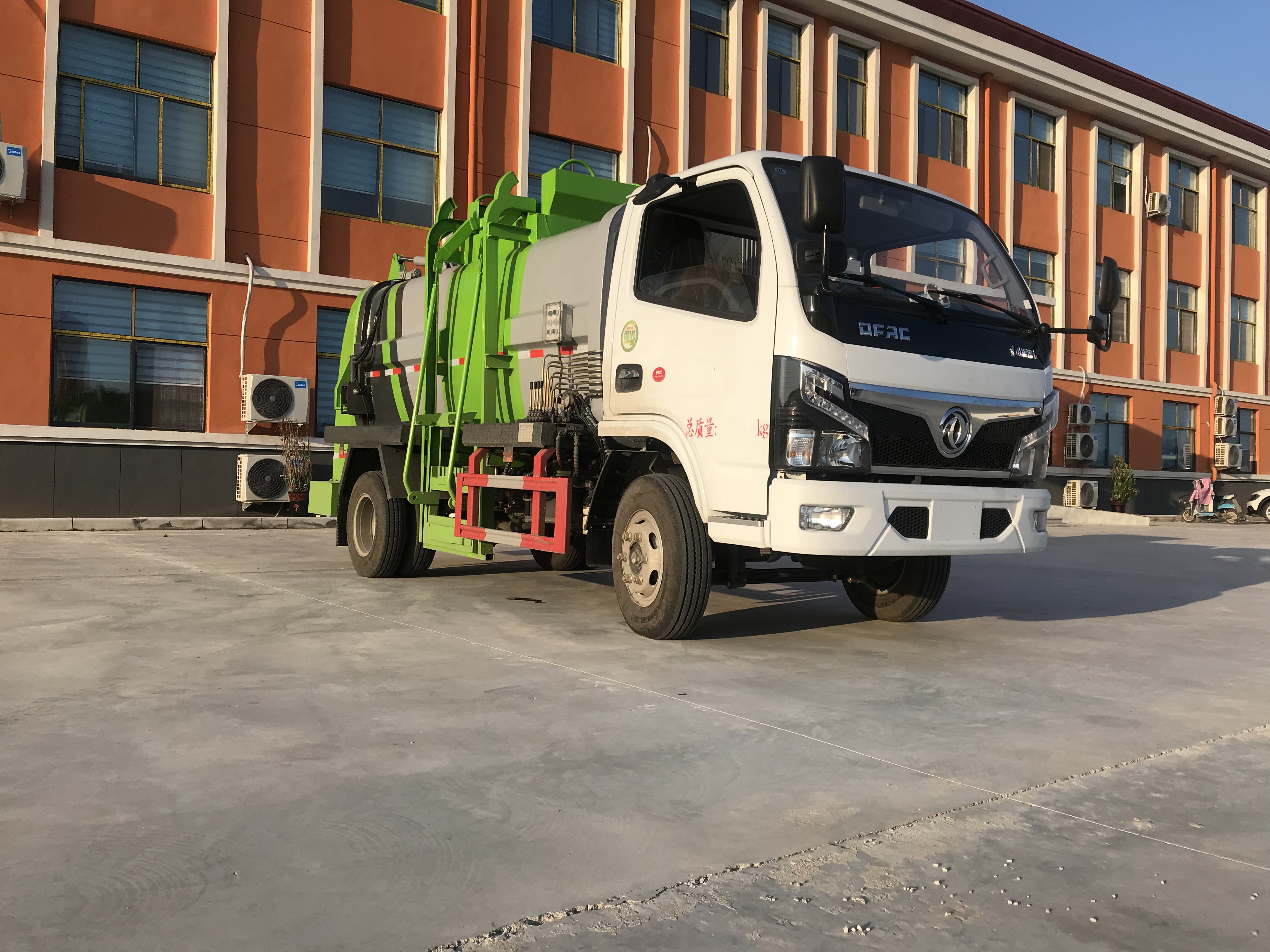 Dongfeng Furuika Direct Manufacturer 8-ton Manual Diesel Engine 4x2 Recycling Food Waste Dry-Wet Separation Treatment Vehicle