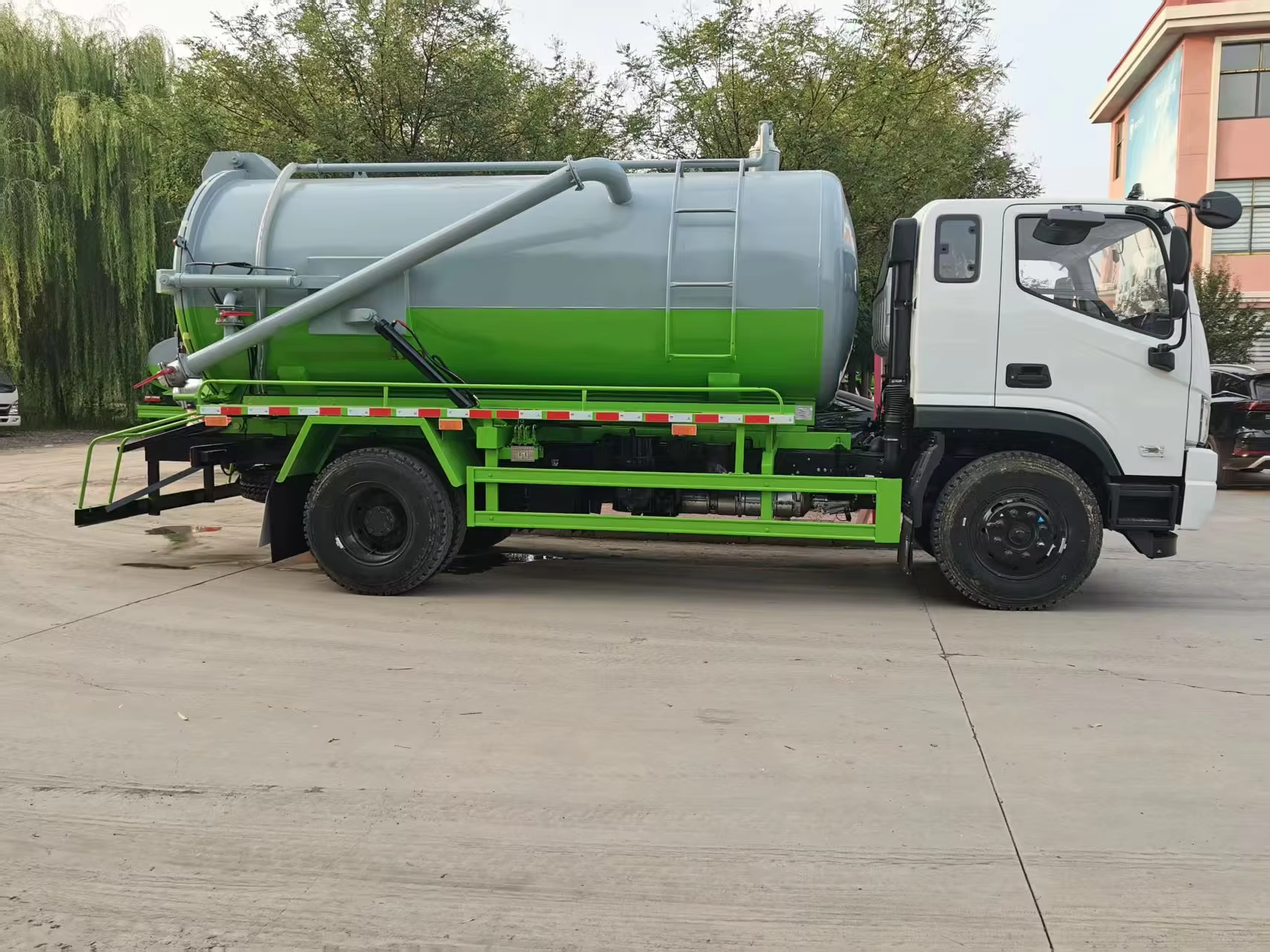 Diesel Fuel Manual Euro 6 Emission Multi-Functional Self-Priming Self-Draining Sewage Suction Truck for Cleaning Sewer Pipes