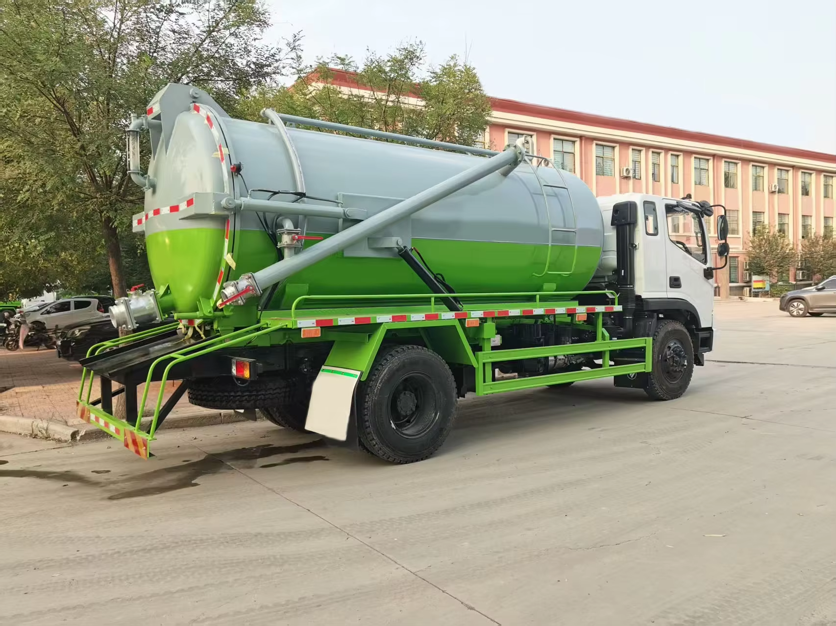 Diesel Fuel Manual Euro 6 Emission Multi-Functional Self-Priming Self-Draining Sewage Suction Truck for Cleaning Sewer Pipes