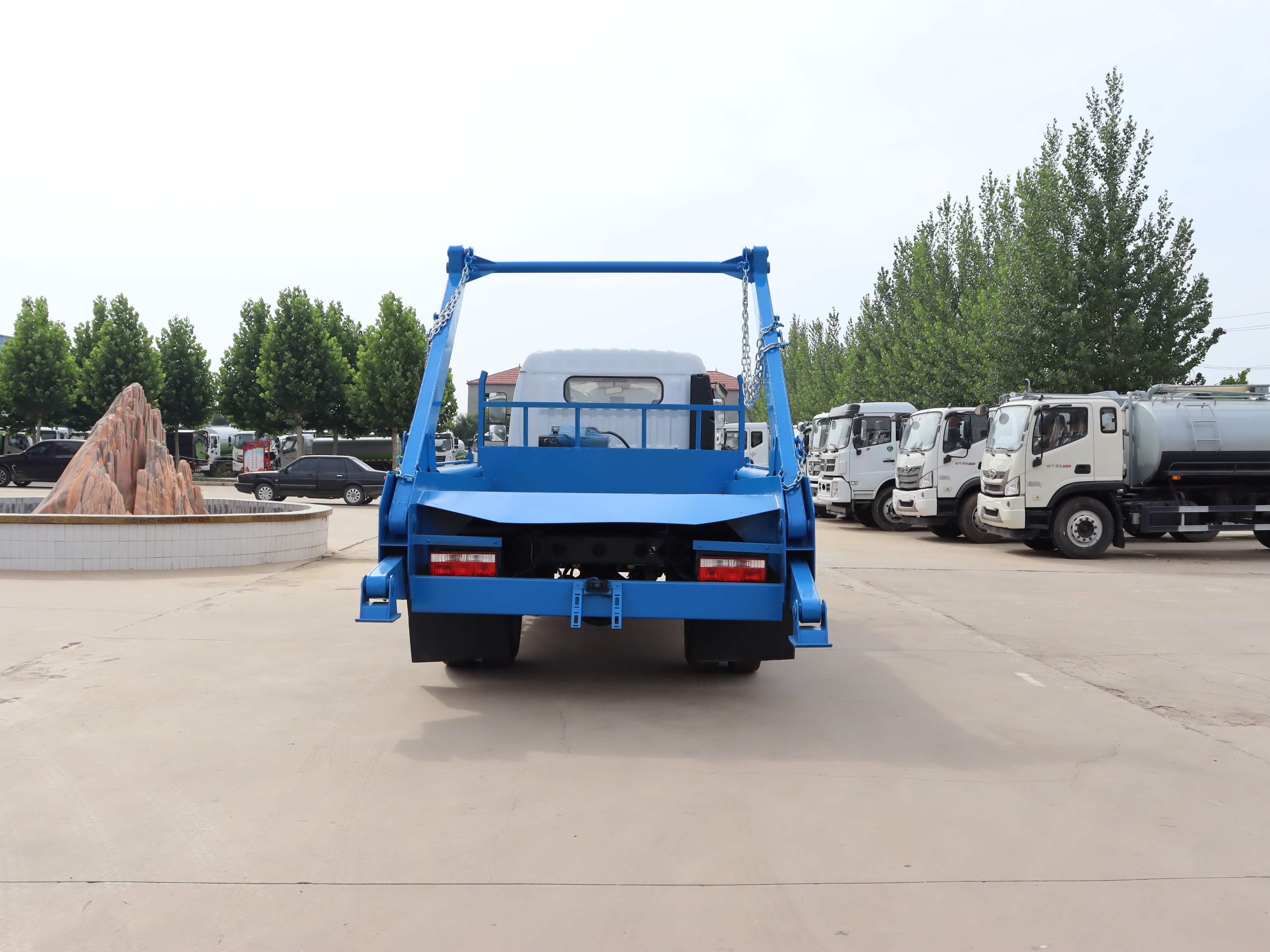 Dongfeng Furuika F7 Manual 4x2 Recycling Waste Transport Truck Articulated Arm for Garbage Collection