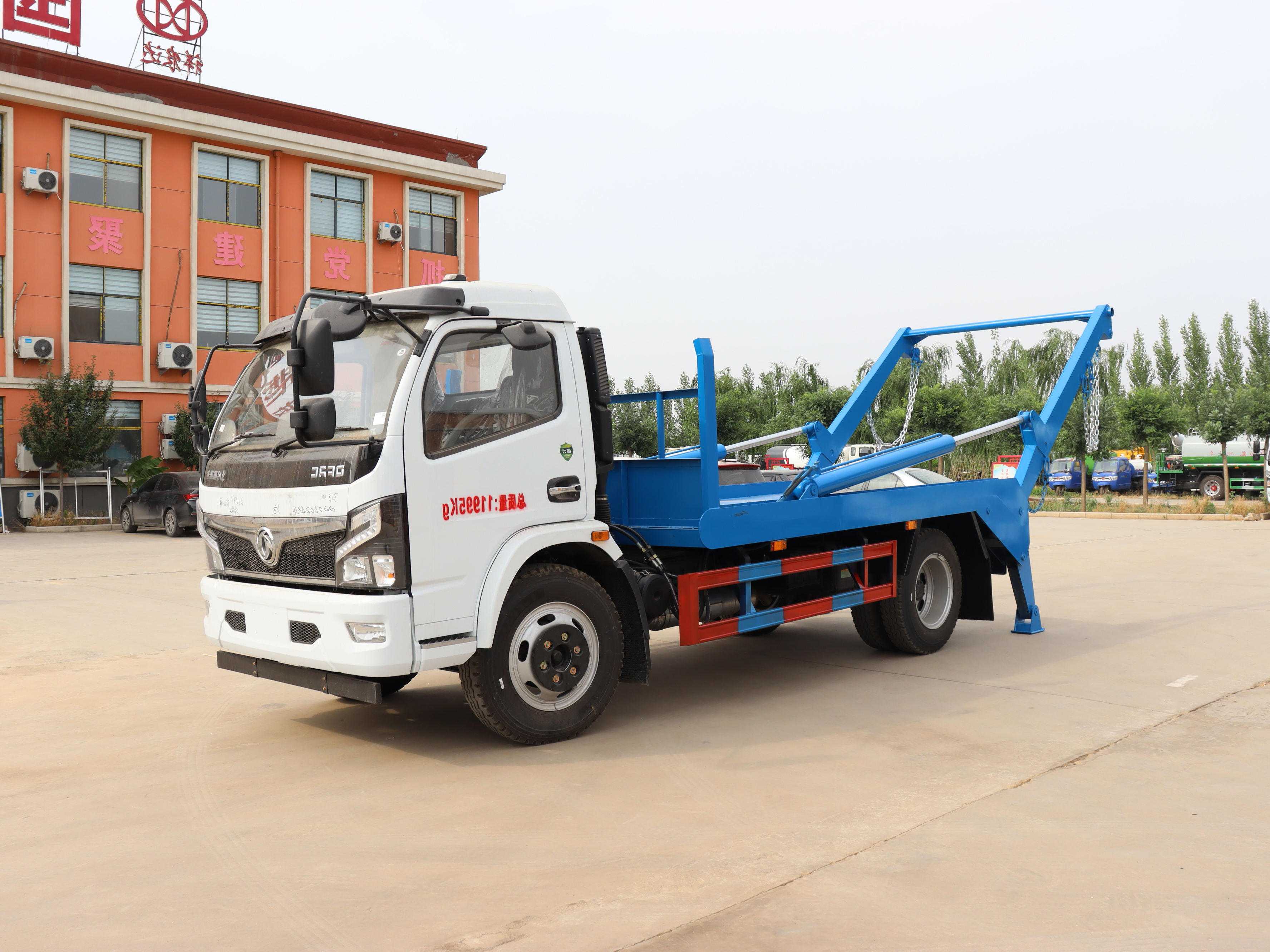 Dongfeng Furuika F7 Manual 4x2 Recycling Waste Transport Truck Articulated Arm for Garbage Collection