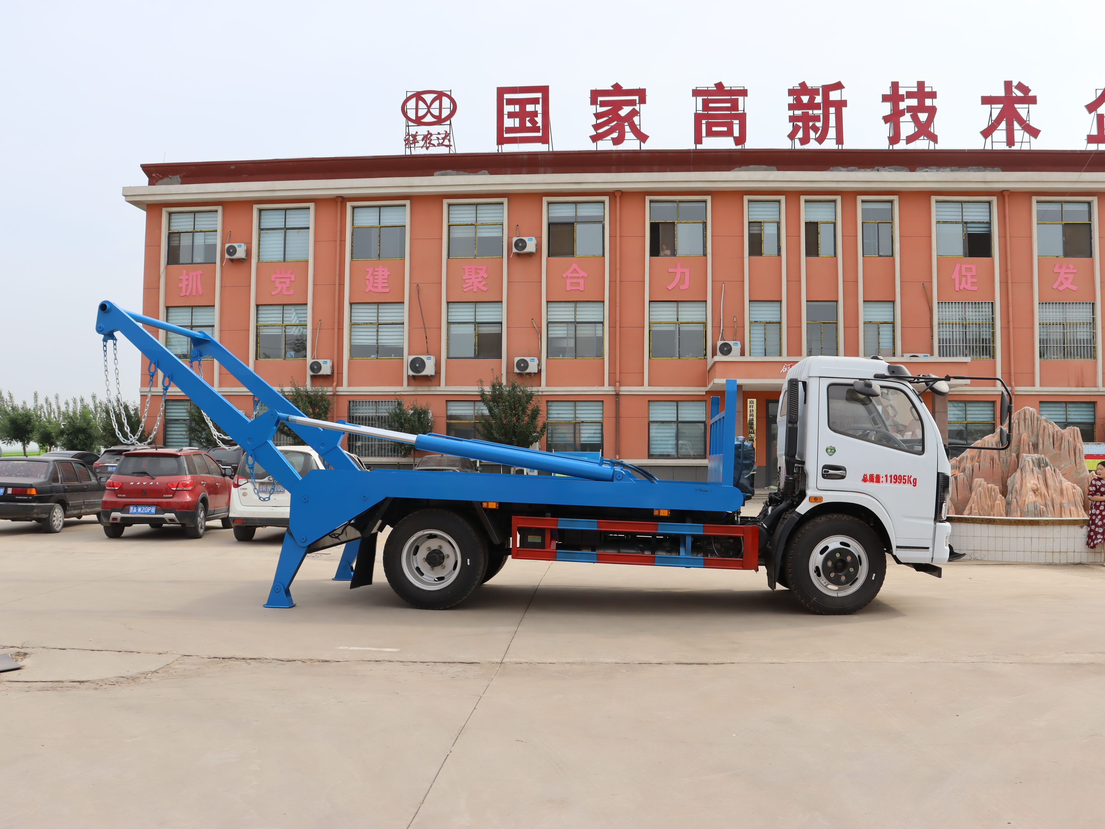 Dongfeng Furuika F7 Manual 4x2 Recycling Waste Transport Truck Articulated Arm for Garbage Collection