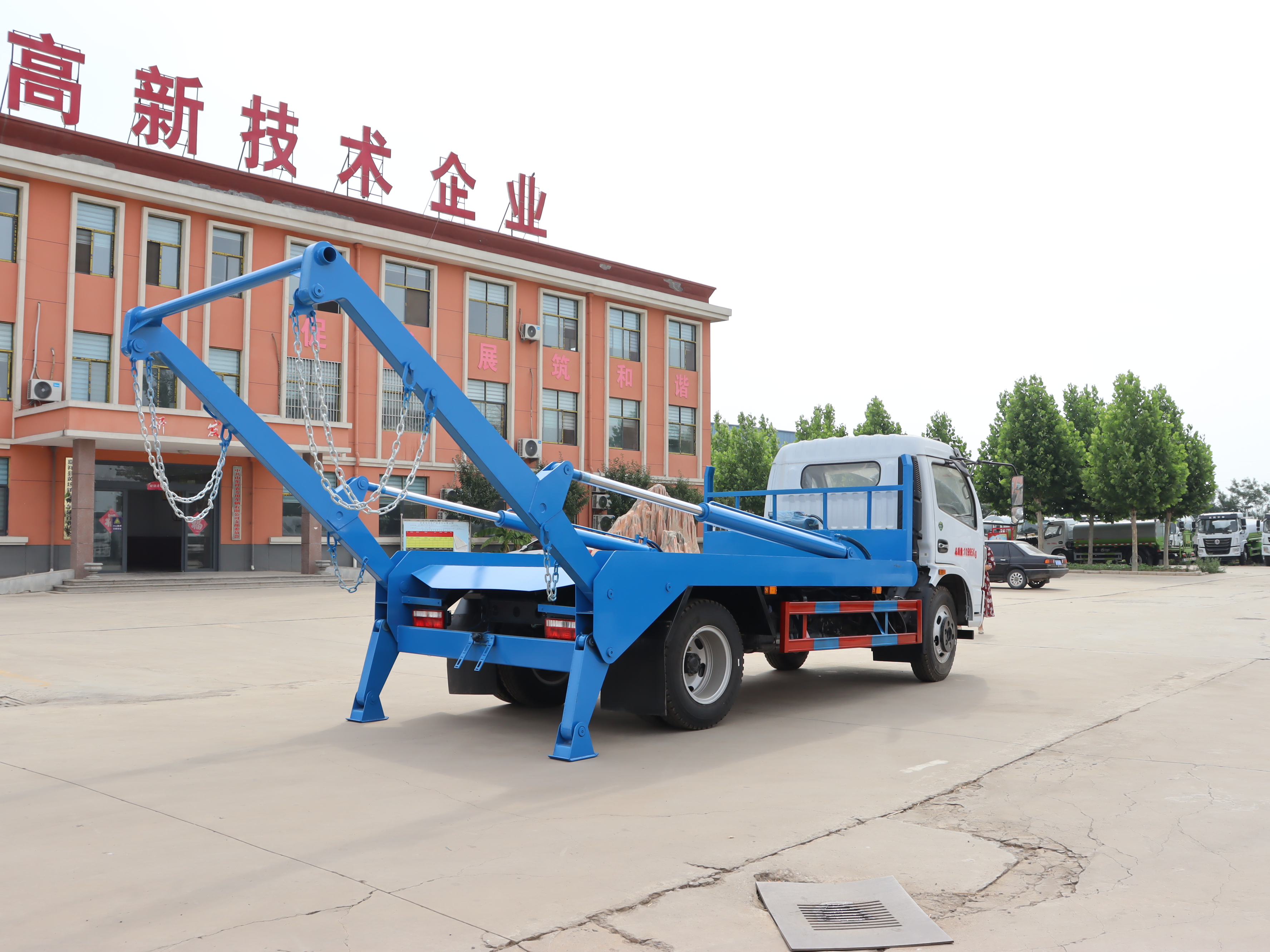Dongfeng Furuika F7 Manual 4x2 Recycling Waste Transport Truck Articulated Arm for Garbage Collection
