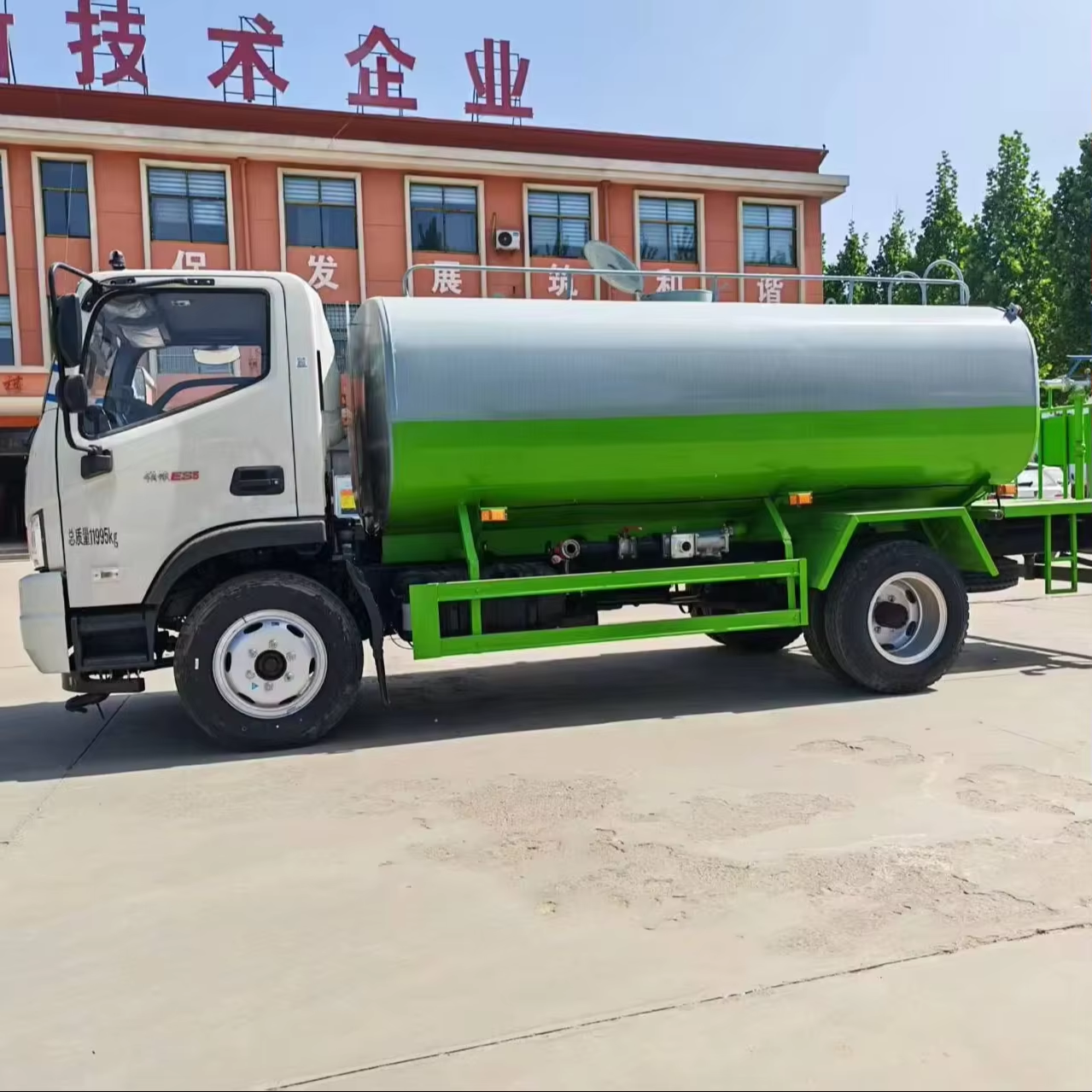 Multi Functional 4x2 Diesel Engine Water Tank Truck with 12-16m Sprinkling Range Can Transport and Spray Water