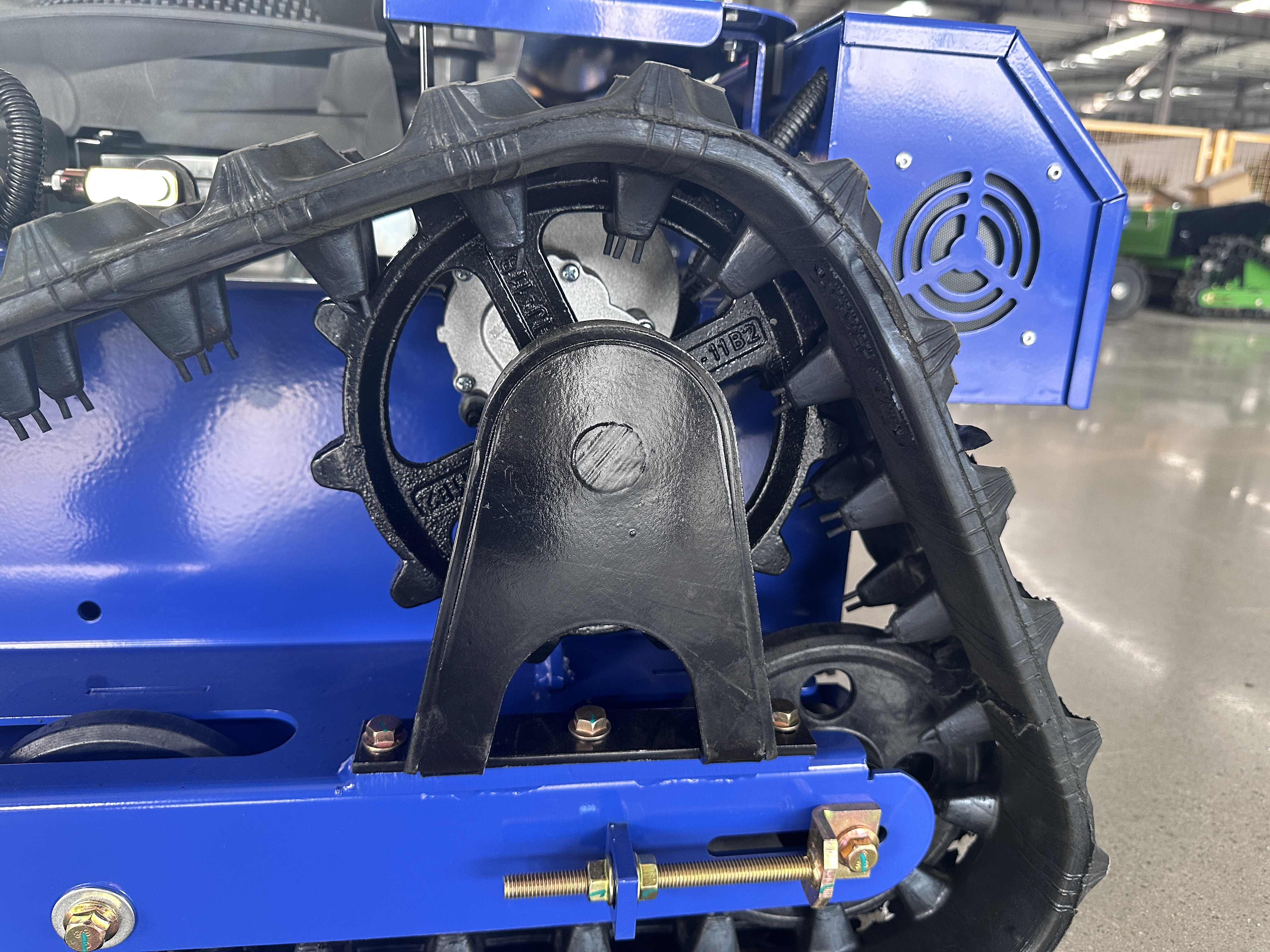 Kylin 500 Remote Control Lawn Mower Self-Generating Slope Weeder Intelligent Mowing Equipment with 45° Climbing Capacity