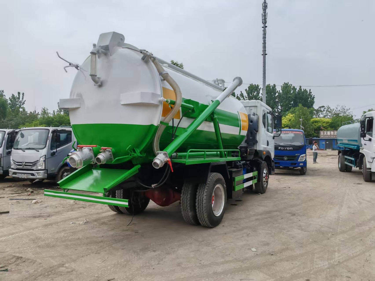 10m³ Self-Dumping Sewage Suction Truck Dongfeng Duolika D9 160HP Yuchai Engine