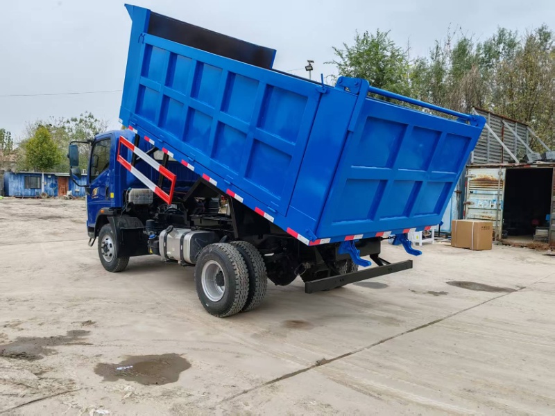 Sinotruk Howo Light Rear Dump Garbage Truck 130HP Yunnei Engine For Export
