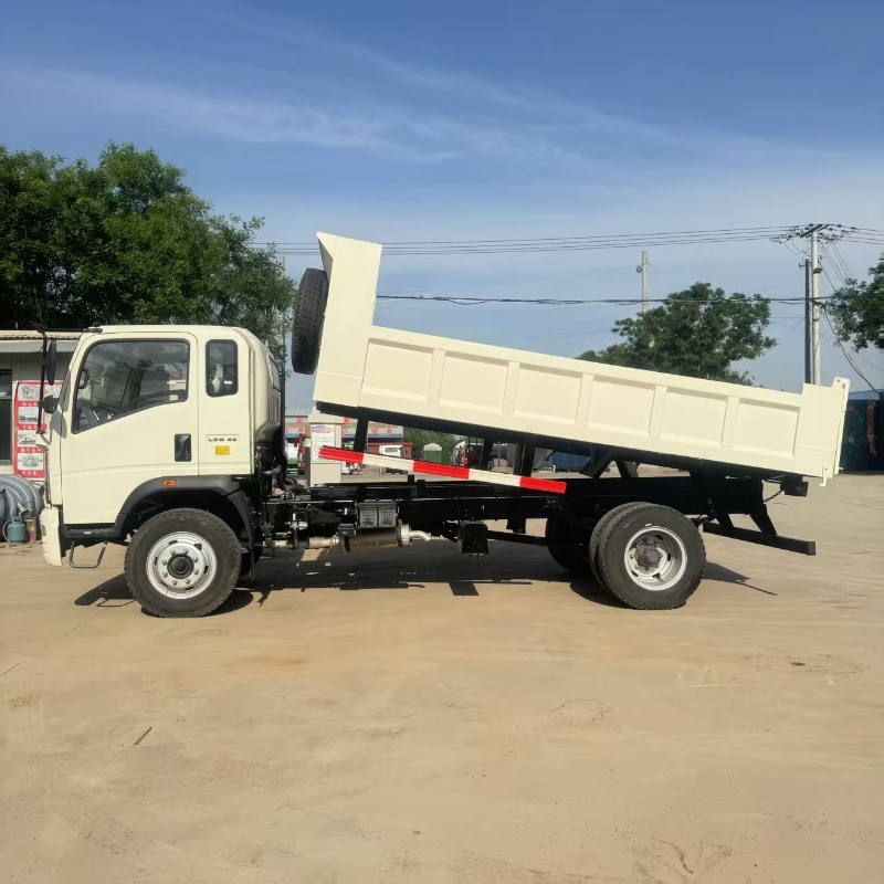 Sinotruk Howo Light Rear Dump Garbage Truck 130HP Yunnei Engine For Export