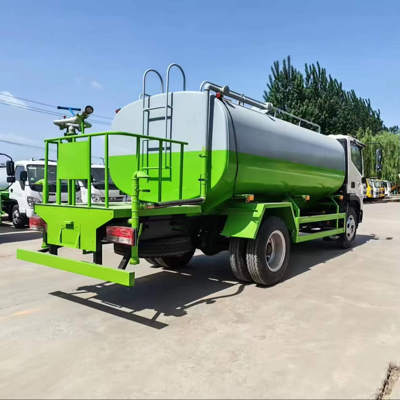 Multi Functional 4x2 Diesel Engine Water Tank Truck with 12-16m Sprinkling Range Can Transport and Spray Water