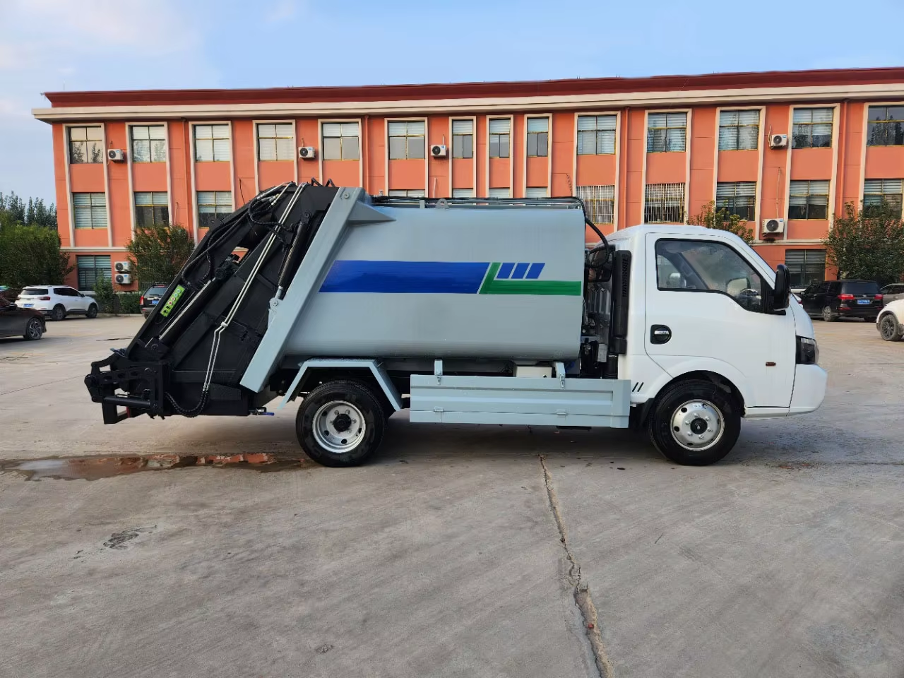 Dongfeng Tuyi 4x2 Mini Garbage Compactor Truck Integrated Garbage Collection Compression Manual Transmission Diesel Engine Pump