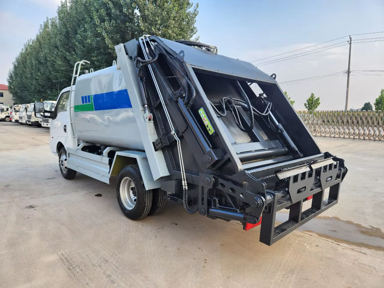 Dongfeng Tuyi 4x2 Mini Garbage Compactor Truck Integrated Garbage Collection Compression Manual Transmission Diesel Engine Pump