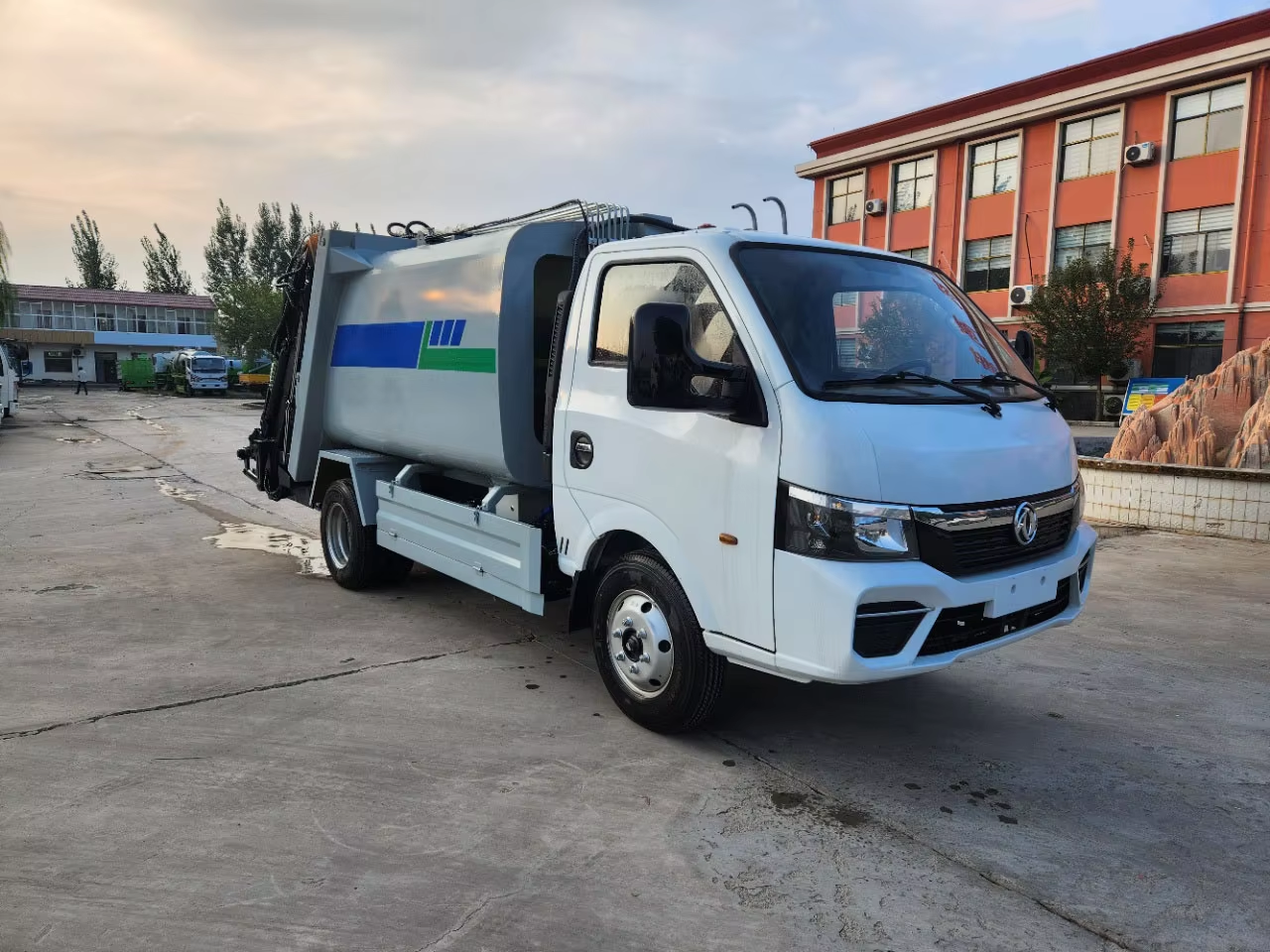 Dongfeng Tuyi 4x2 Mini Garbage Compactor Truck Integrated Garbage Collection Compression Manual Transmission Diesel Engine Pump