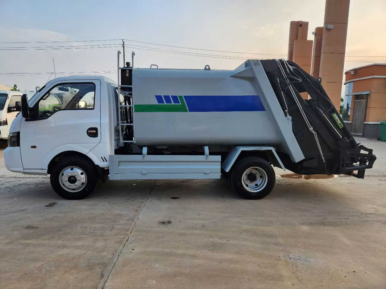 Dongfeng Tuyi 4x2 Mini Garbage Compactor Truck Integrated Garbage Collection Compression Manual Transmission Diesel Engine Pump