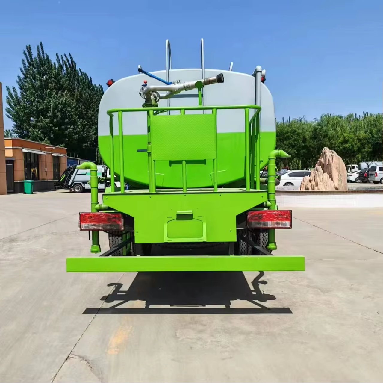 Multi Functional 4x2 Diesel Engine Water Tank Truck with 12-16m Sprinkling Range Can Transport and Spray Water