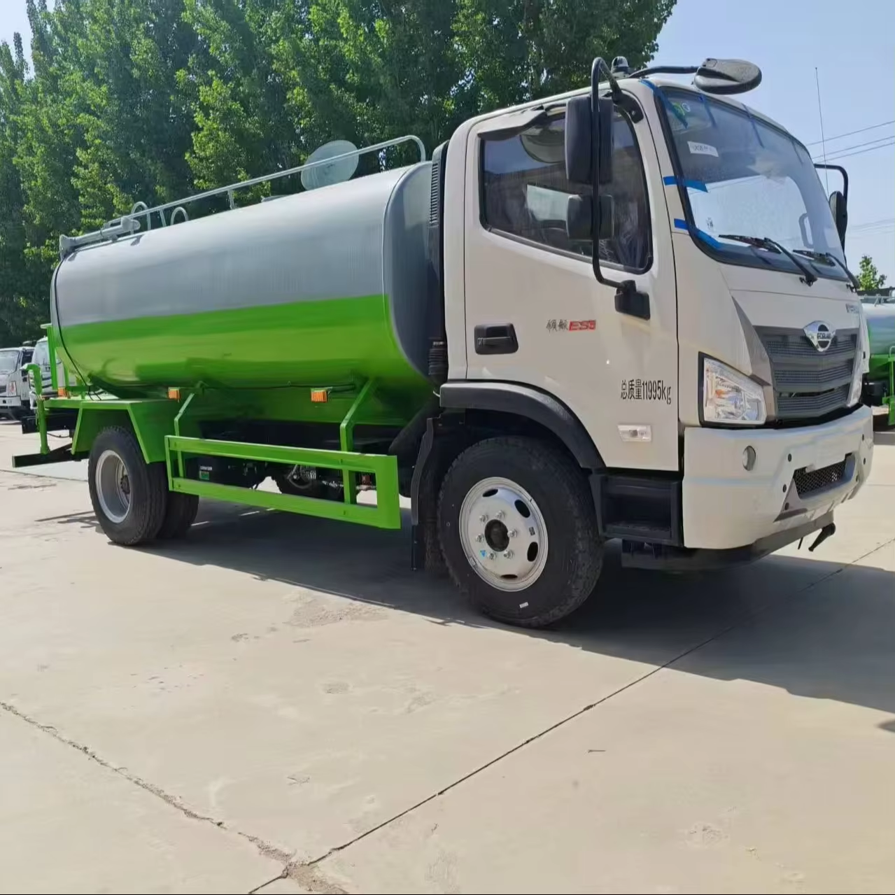 Multi Functional 4x2 Diesel Engine Water Tank Truck with 12-16m Sprinkling Range Can Transport and Spray Water