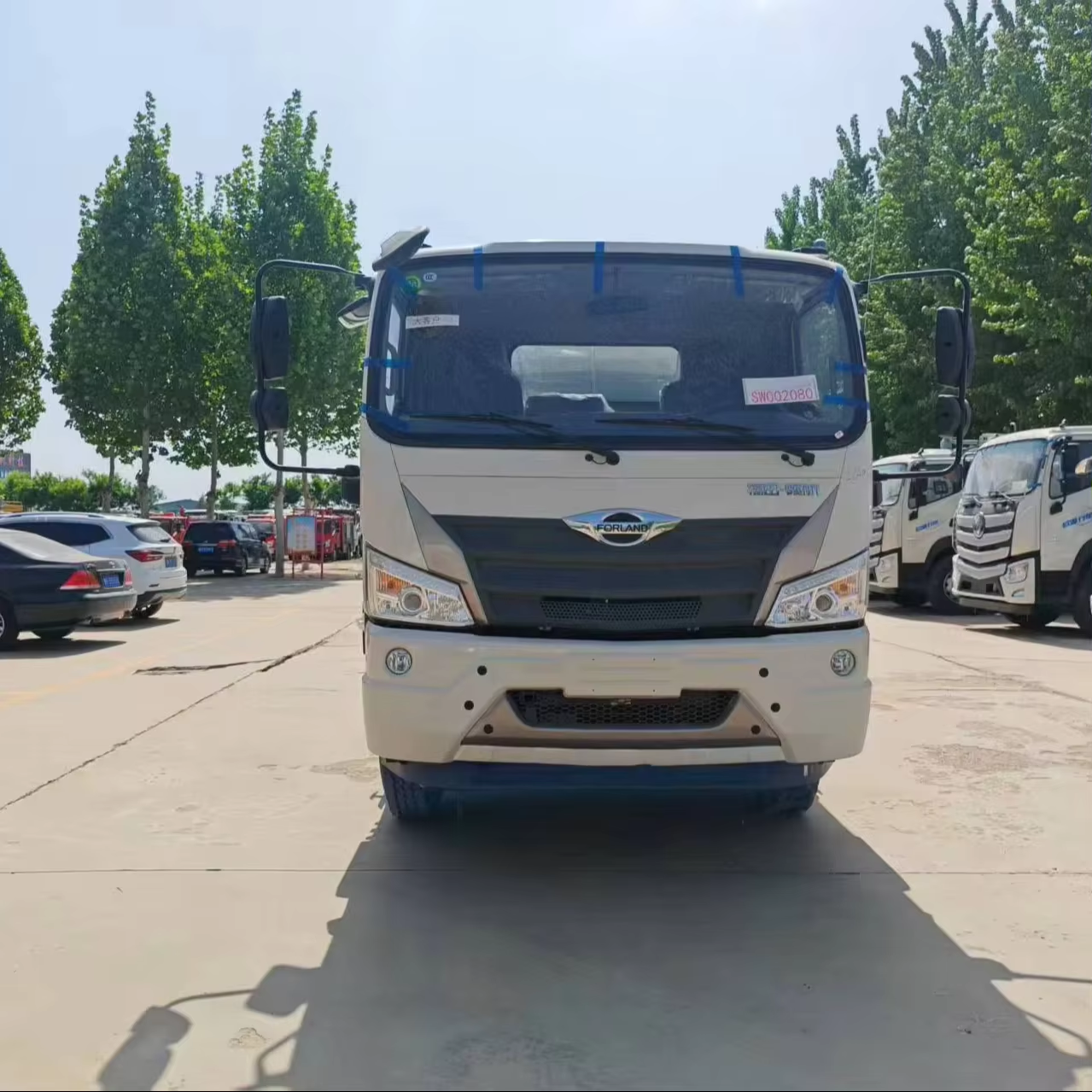 Multi Functional 4x2 Diesel Engine Water Tank Truck with 12-16m Sprinkling Range Can Transport and Spray Water