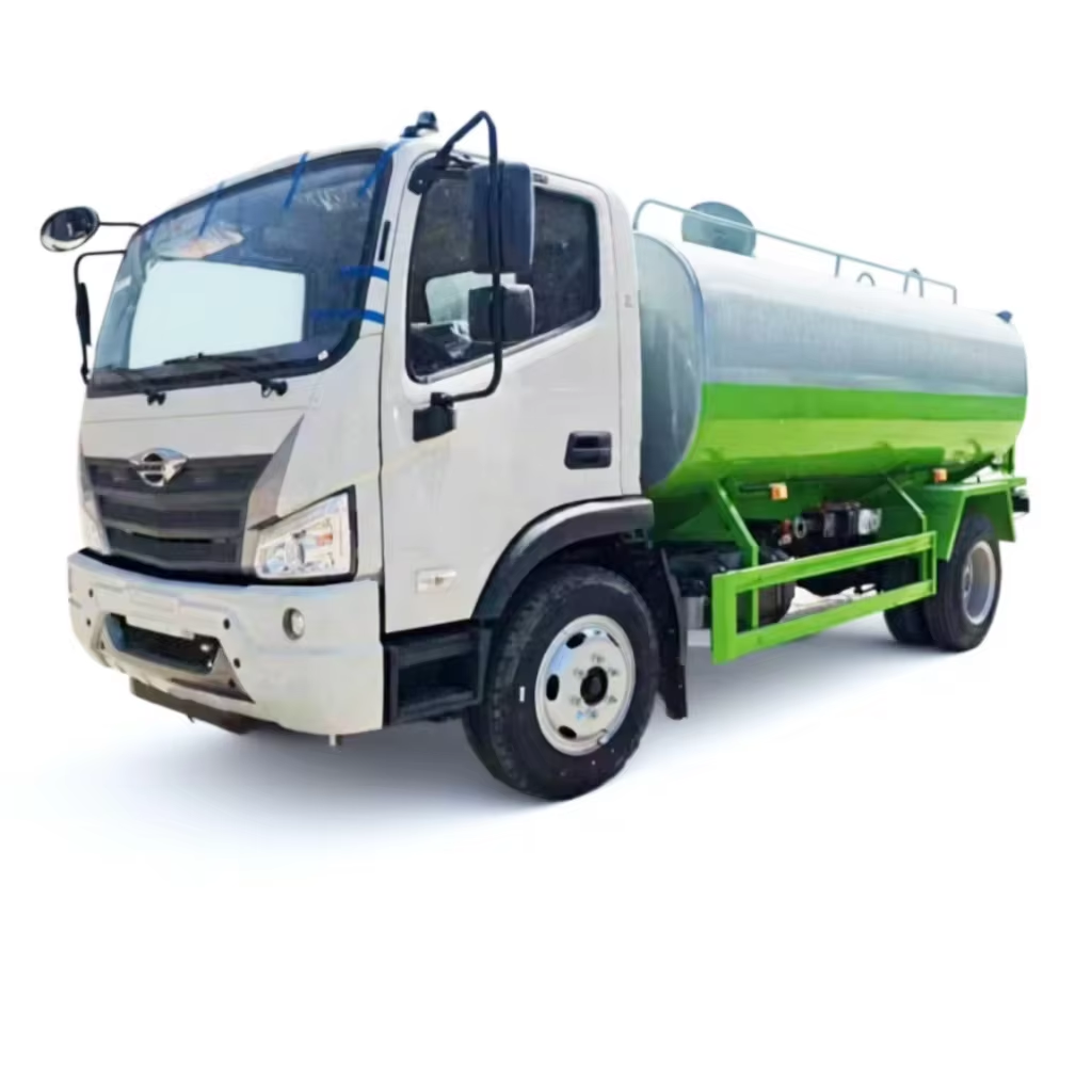 Multi Functional 4x2 Diesel Engine Water Tank Truck with 12-16m Sprinkling Range Can Transport and Spray Water