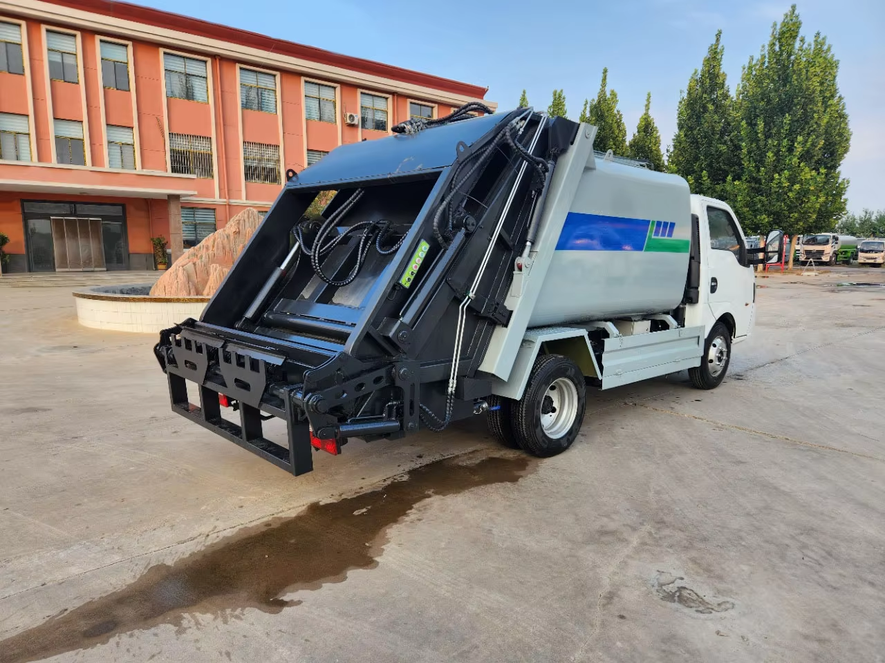 Dongfeng Tuyi 4x2 Mini Garbage Compactor Truck Integrated Garbage Collection Compression Manual Transmission Diesel Engine Pump