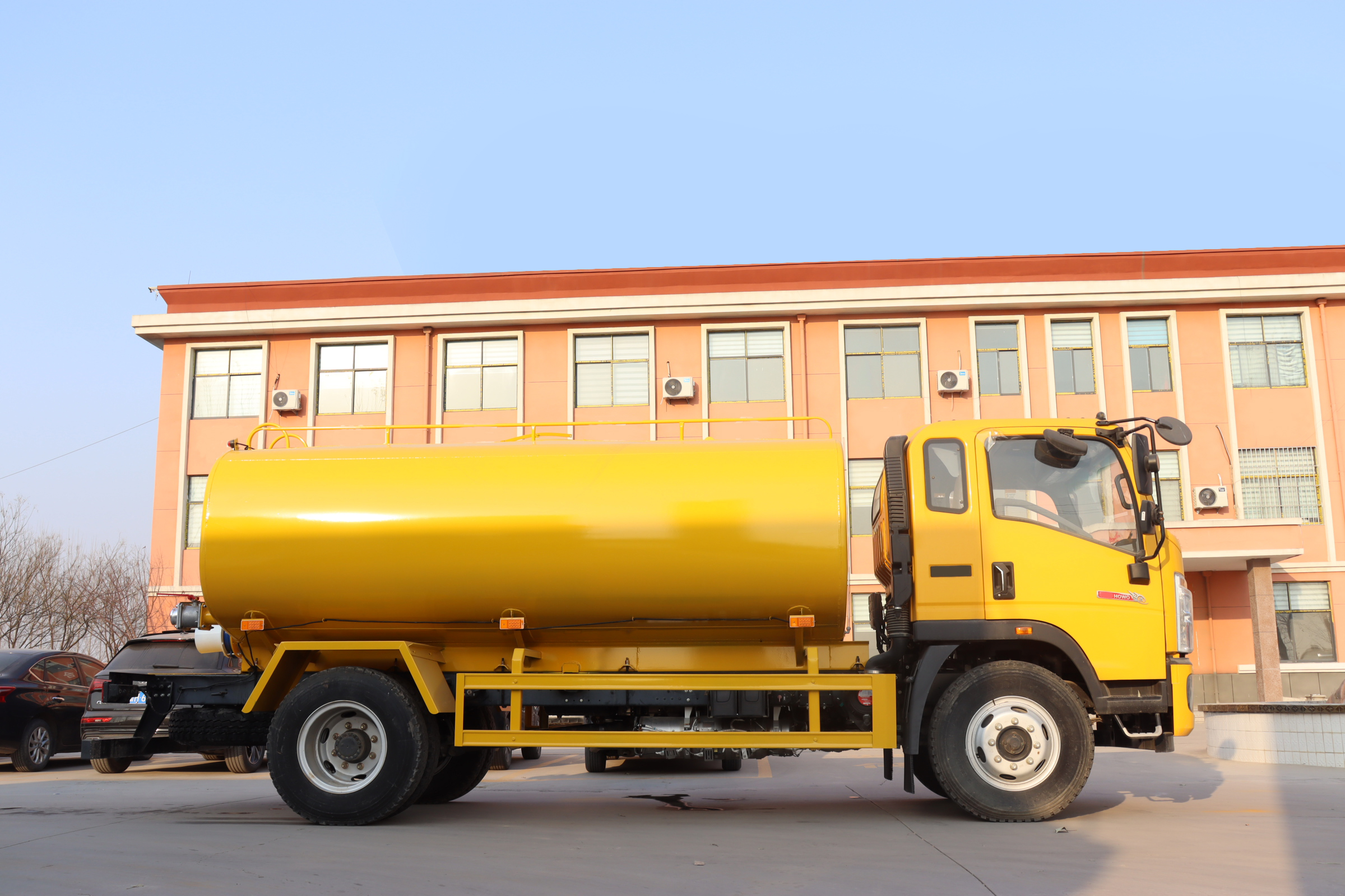 Customizable Cheap HOWO 5000L/8000L Euro 5 4X2 Diesel Water Truck Tanker Shandong Mobile Water Transport