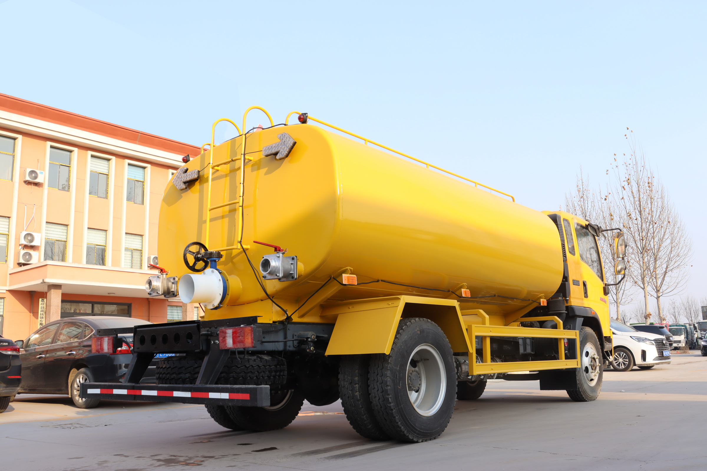 Customizable Cheap HOWO 5000L/8000L Euro 5 4X2 Diesel Water Truck Tanker Shandong Mobile Water Transport