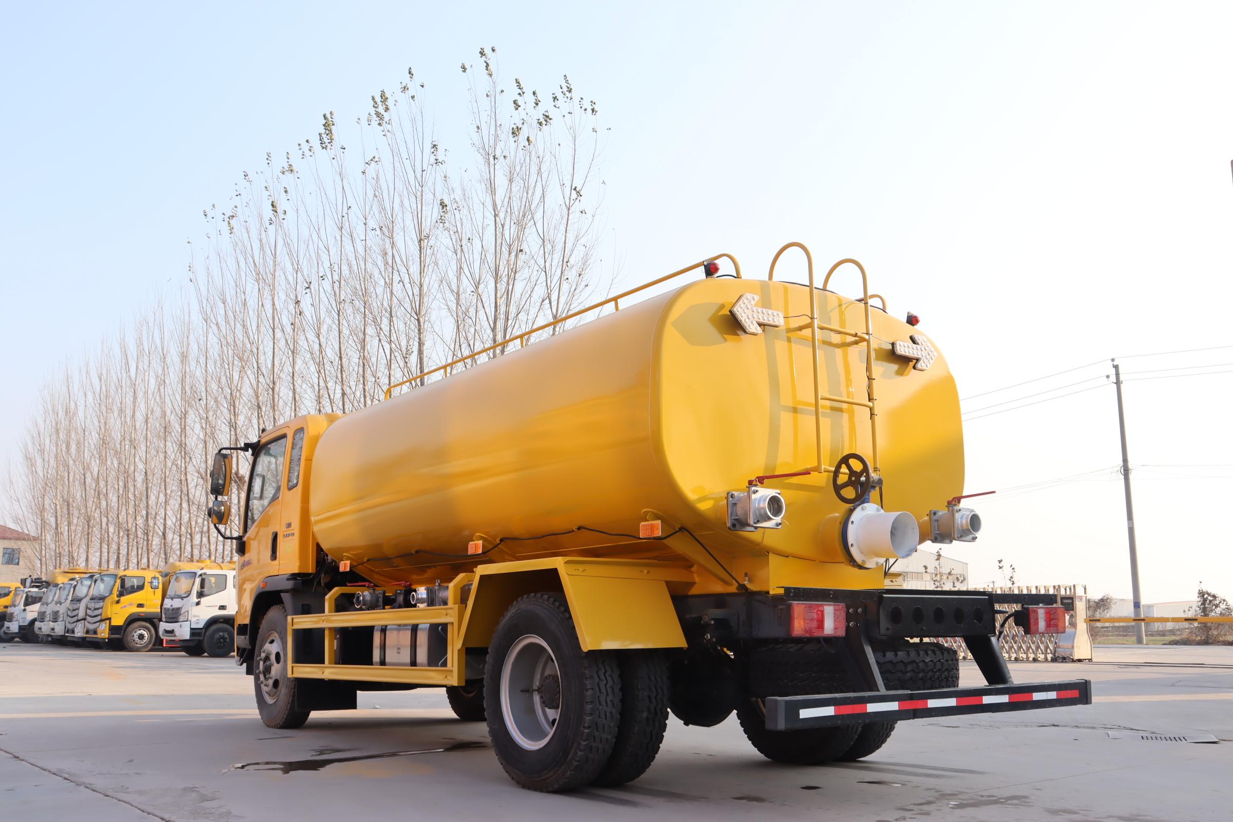Customizable Cheap HOWO 5000L/8000L Euro 5 4X2 Diesel Water Truck Tanker Shandong Mobile Water Transport