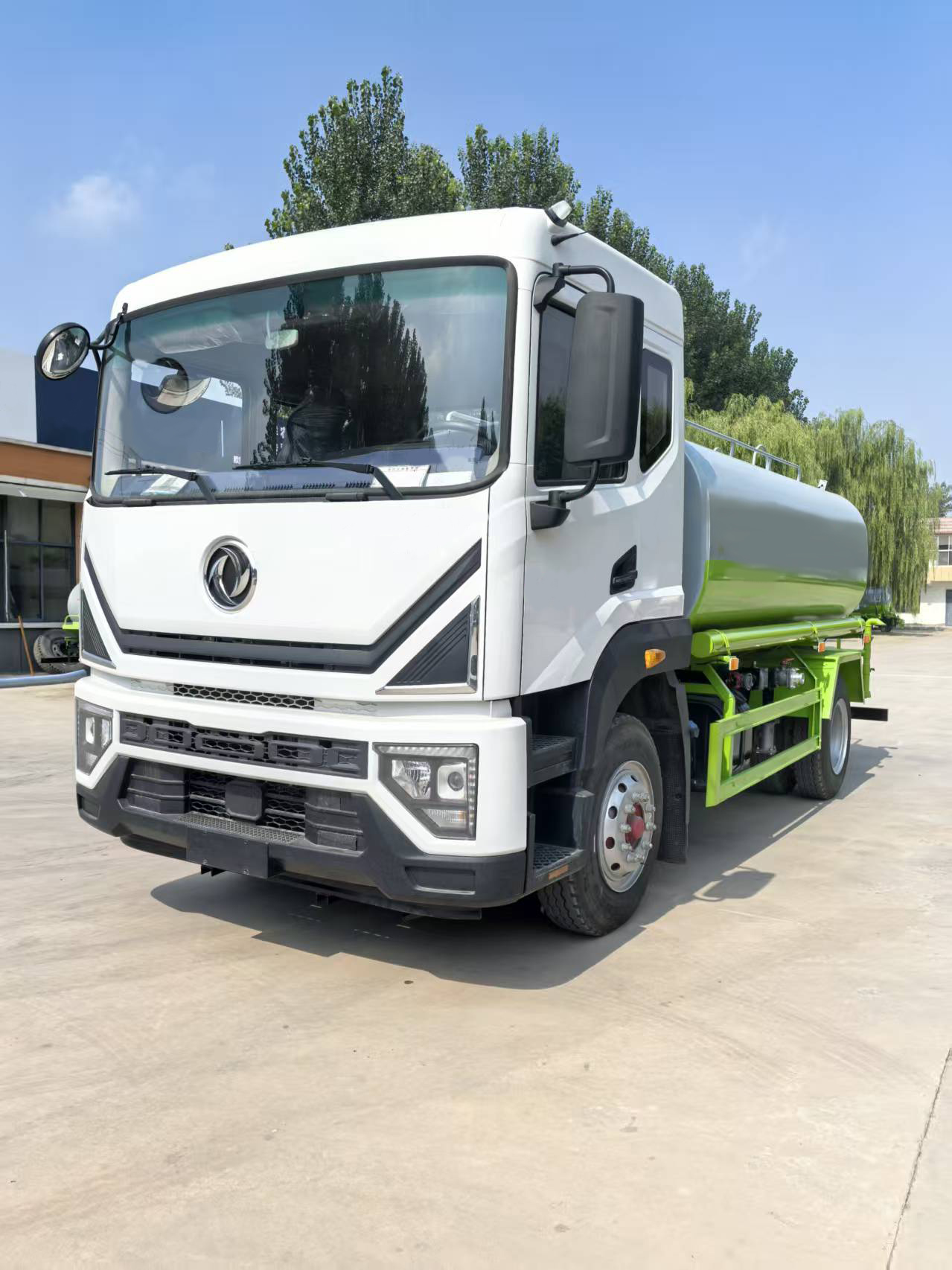 Dongfeng  14 Cubic Meters 4x2 Diesel Sewage/Sprinkler Truck-EURO 5 Emission for Municipal Sanitation & Water Transportation