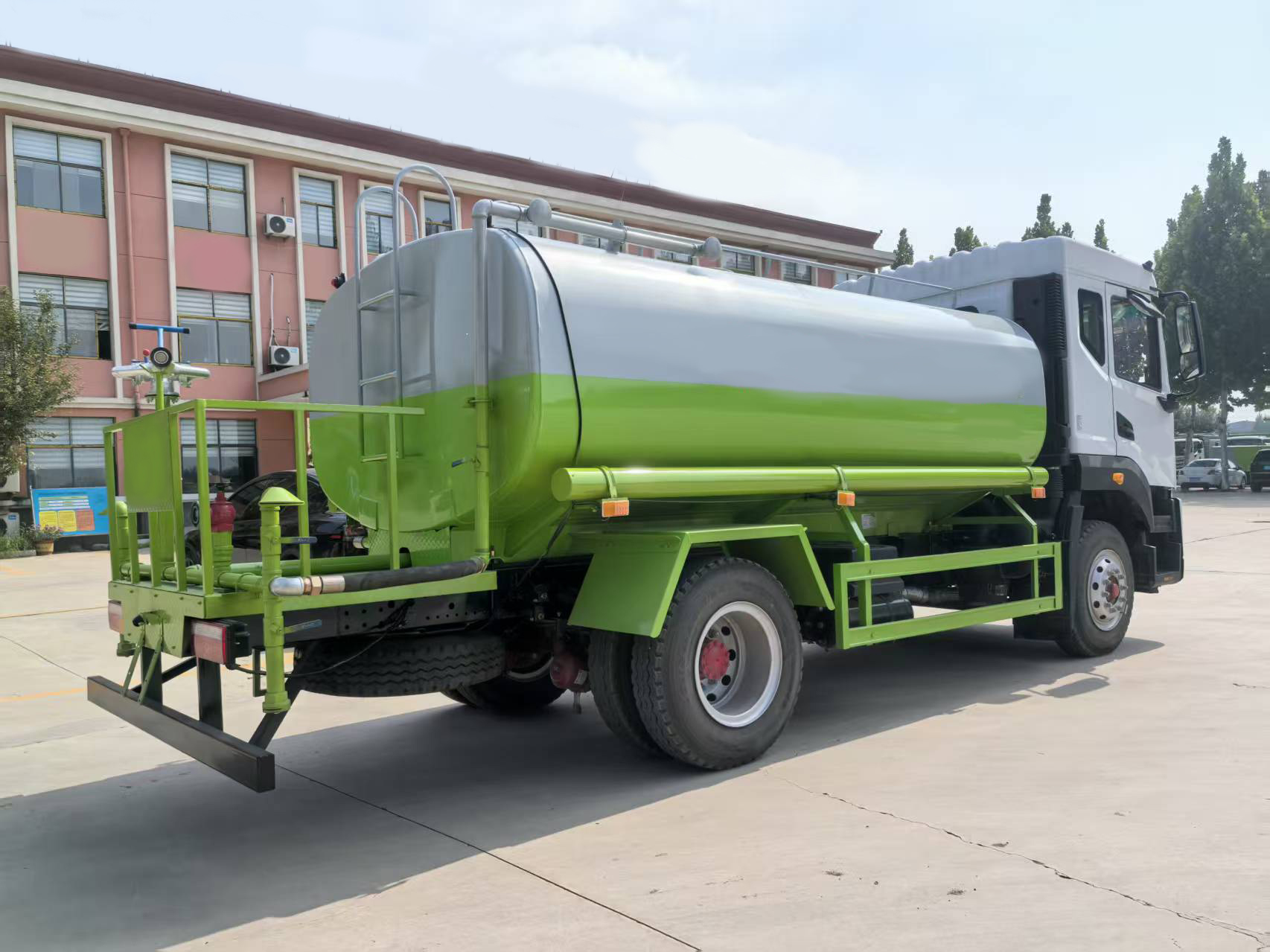 Dongfeng  14 Cubic Meters 4x2 Diesel Sewage/Sprinkler Truck-EURO 5 Emission for Municipal Sanitation & Water Transportation