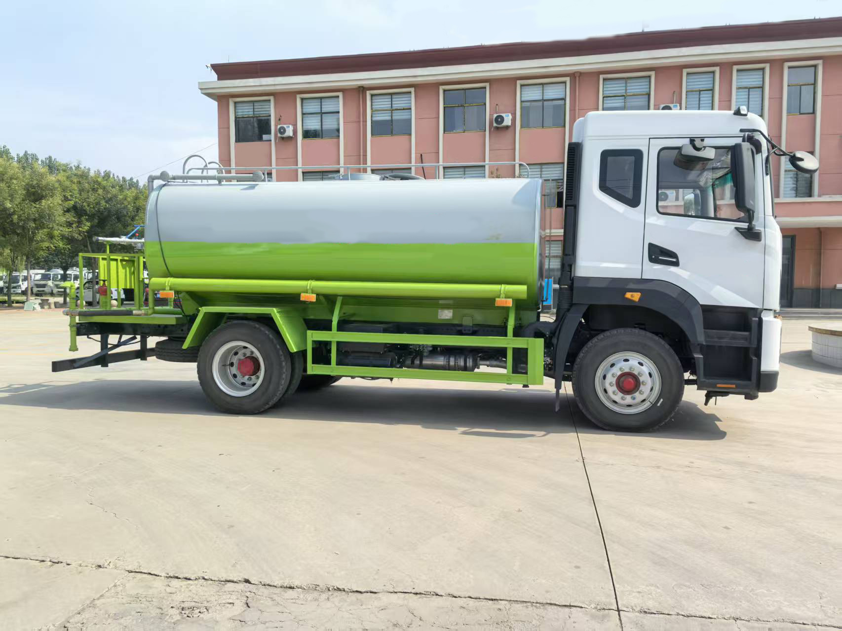 Dongfeng  14 Cubic Meters 4x2 Diesel Sewage/Sprinkler Truck-EURO 5 Emission for Municipal Sanitation & Water Transportation