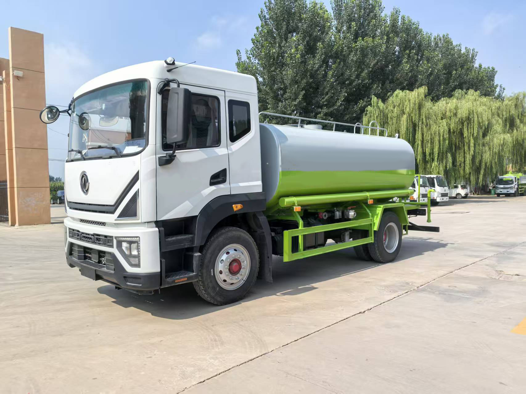 Dongfeng  14 Cubic Meters 4x2 Diesel Sewage/Sprinkler Truck-EURO 5 Emission for Municipal Sanitation & Water Transportation