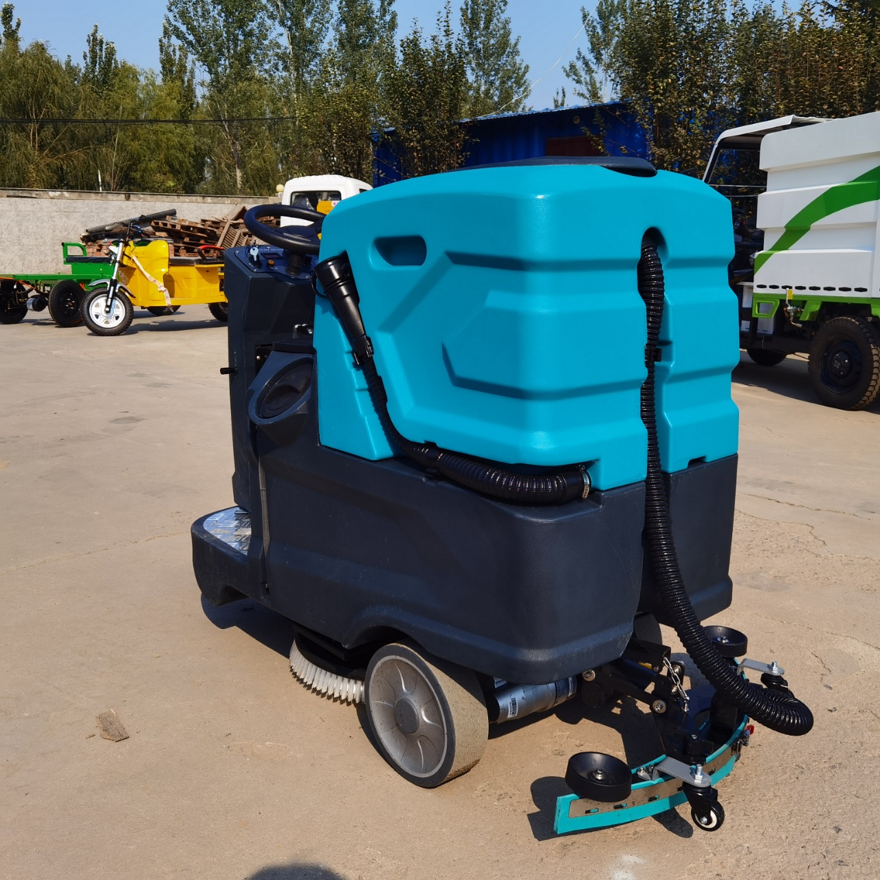 QM900 Ride-On Floor Scrubber | Commercial Industrial Cleaning Machine